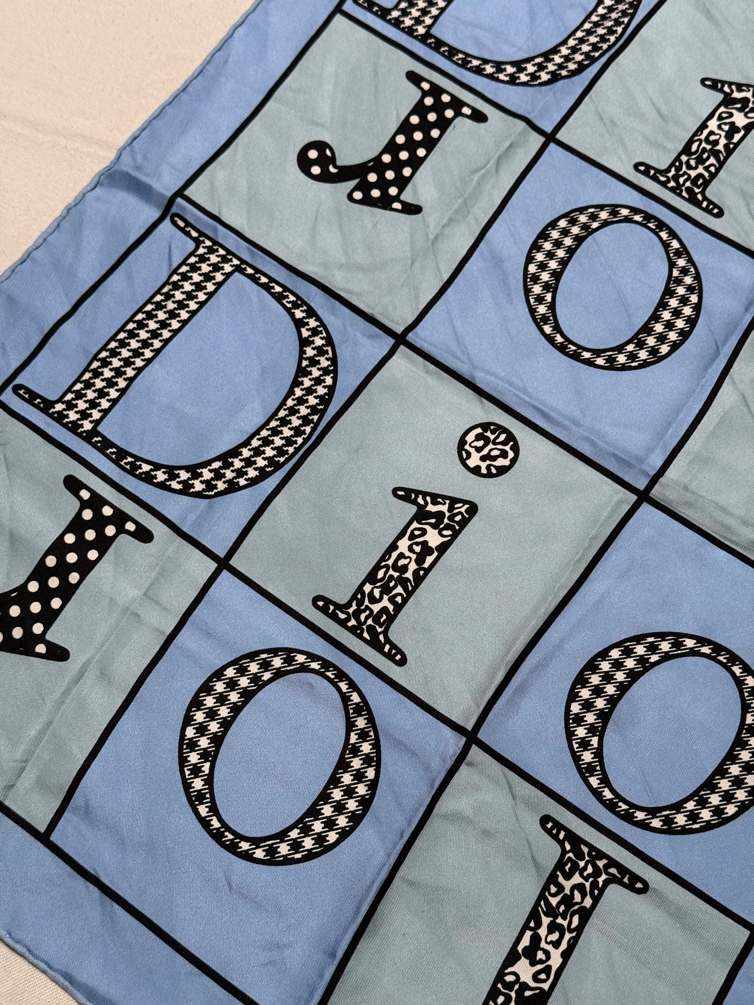 Foulard Christian Dior – Inscriptions Dior Sur Fond Bleu - Image 5