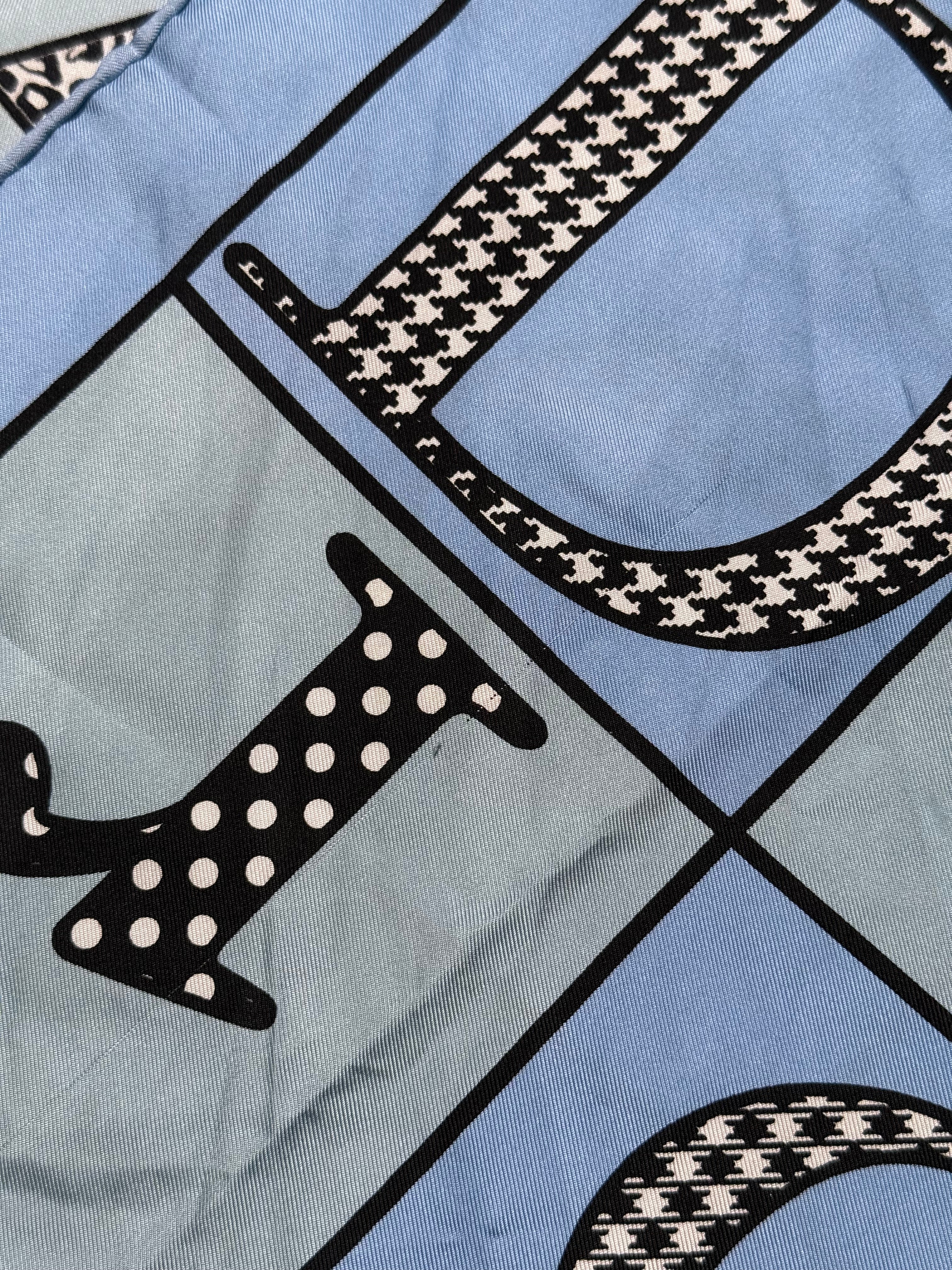 Foulard Christian Dior – Inscriptions Dior Sur Fond Bleu - Image 6