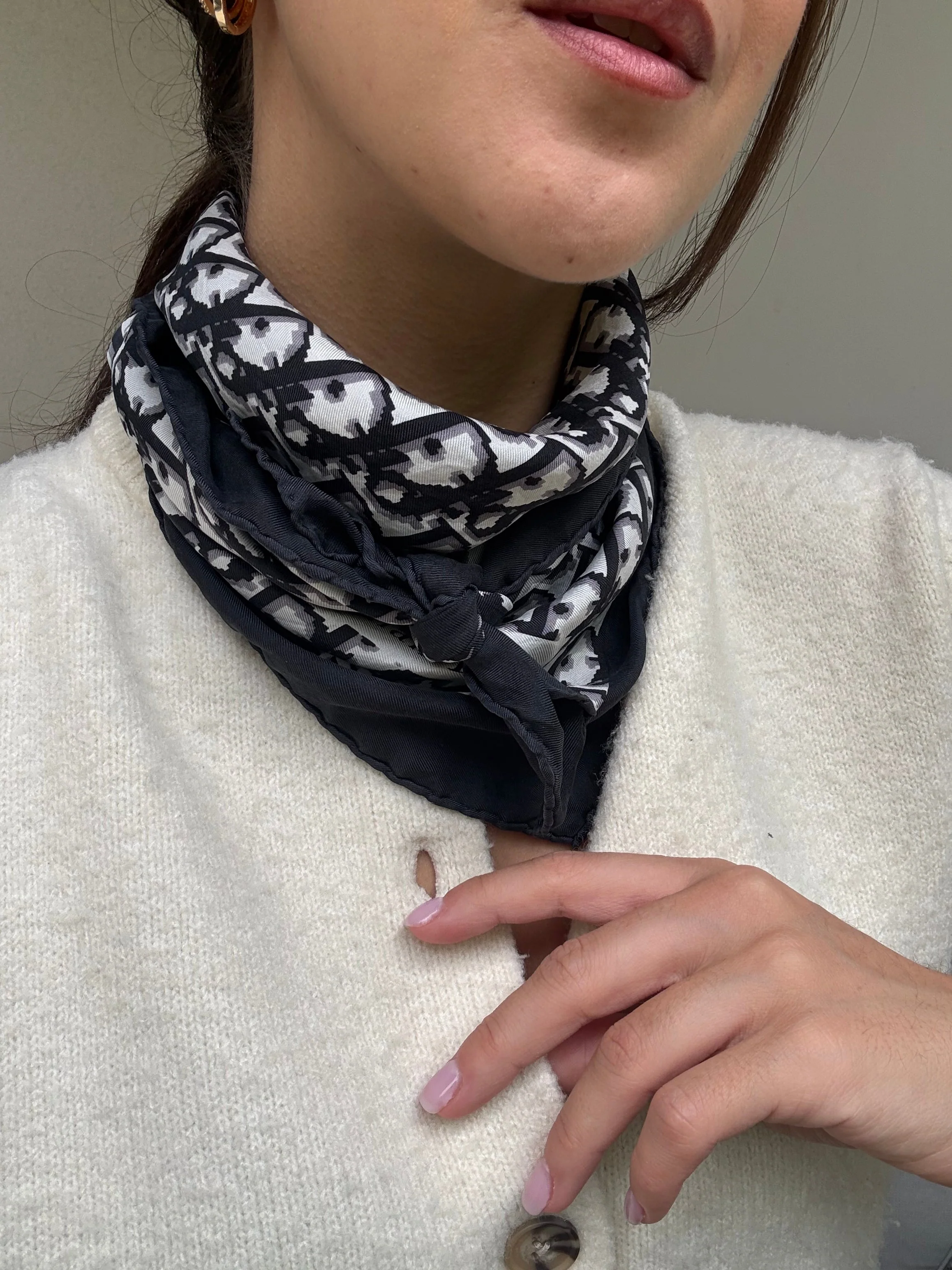 Foulard Christian Dior – Modèle Monogramme Noir - Image 2