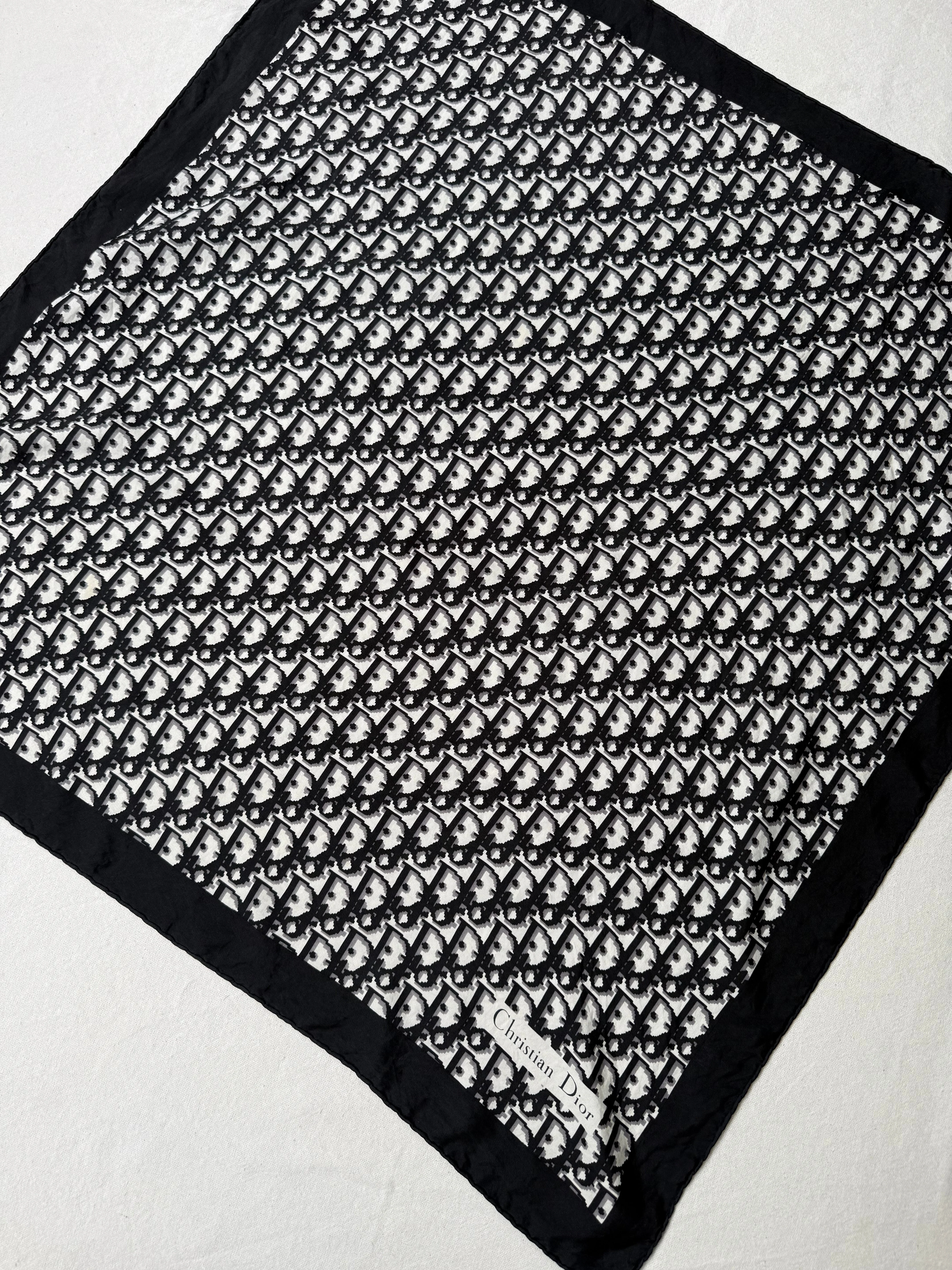 Foulard Christian Dior – Modèle Monogramme Noir - Image 3