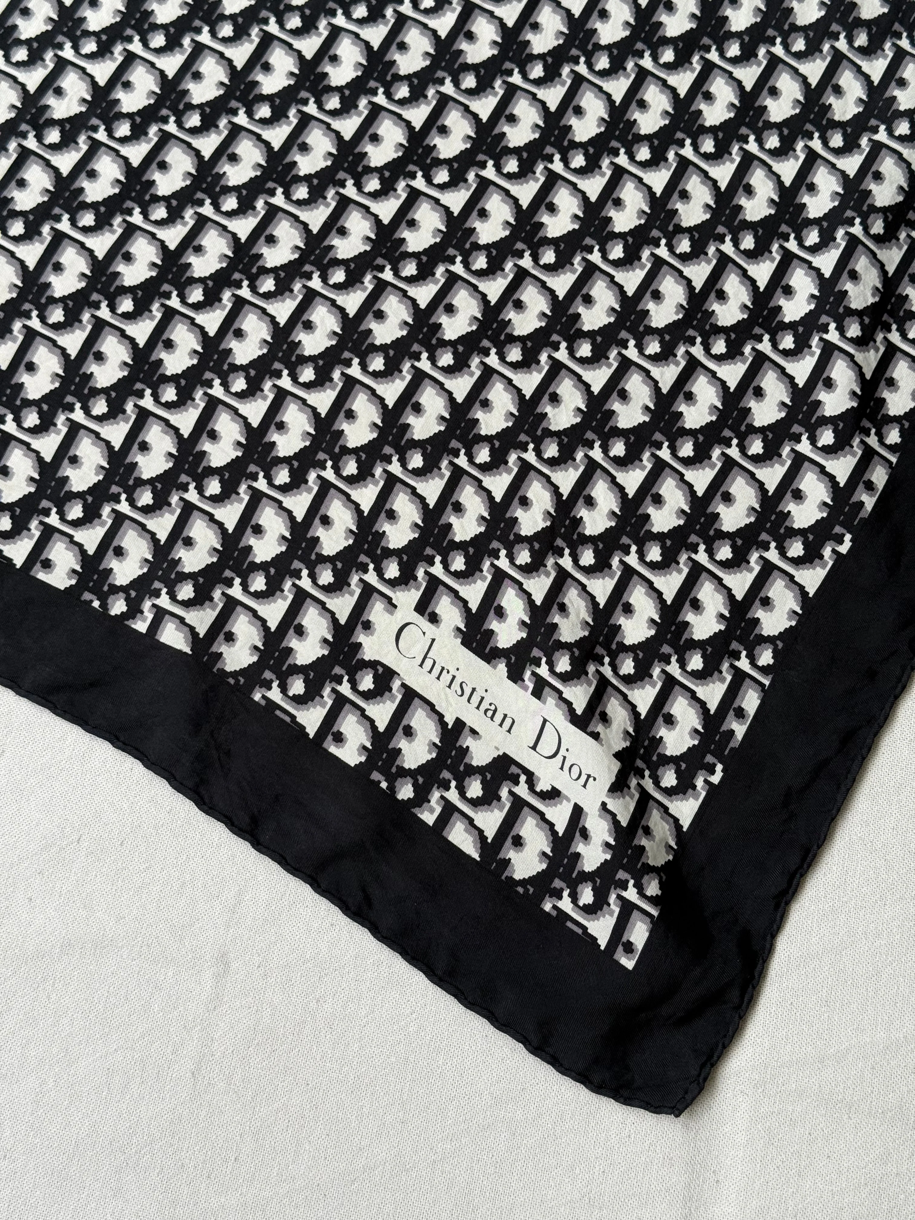 Foulard Christian Dior – Modèle Monogramme Noir - Image 4