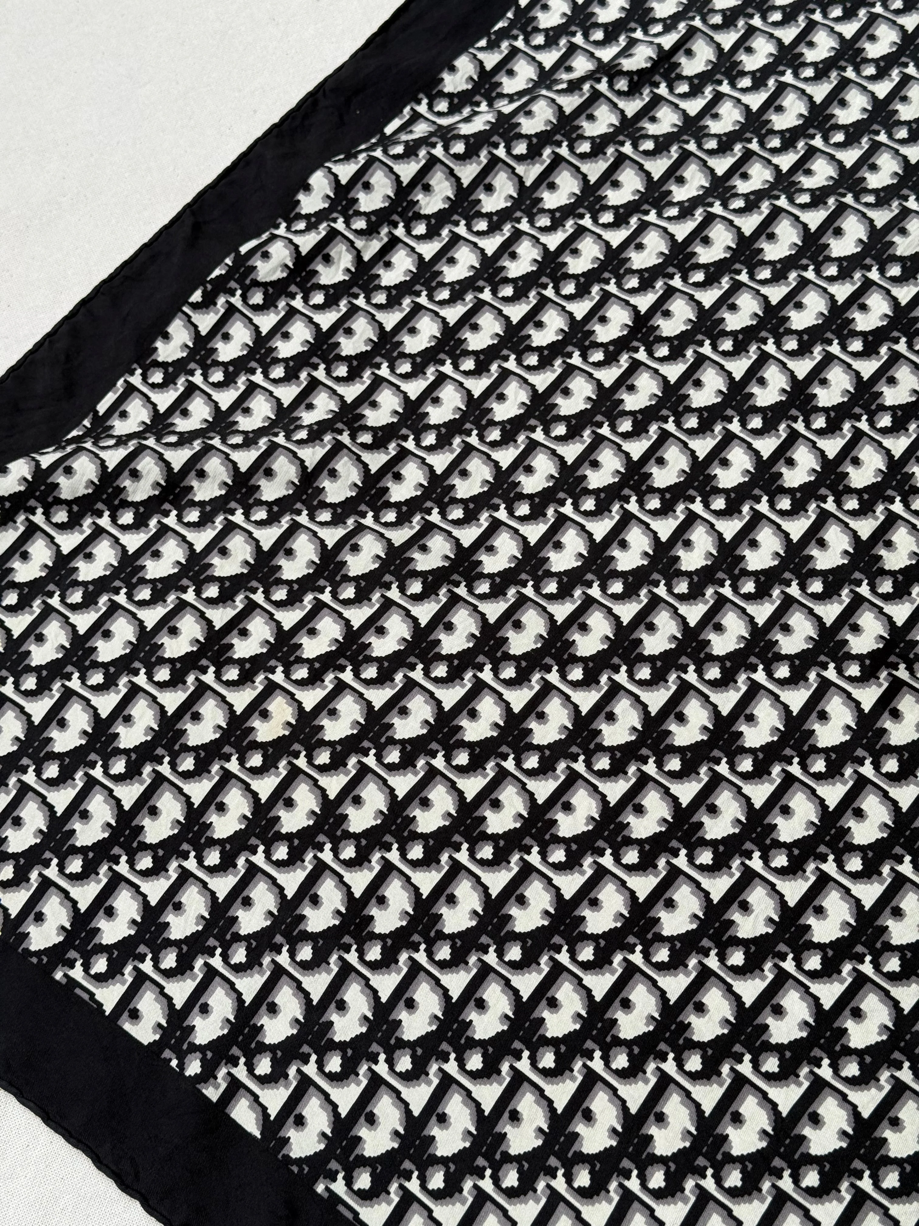 Foulard Christian Dior – Modèle Monogramme Noir - Image 5