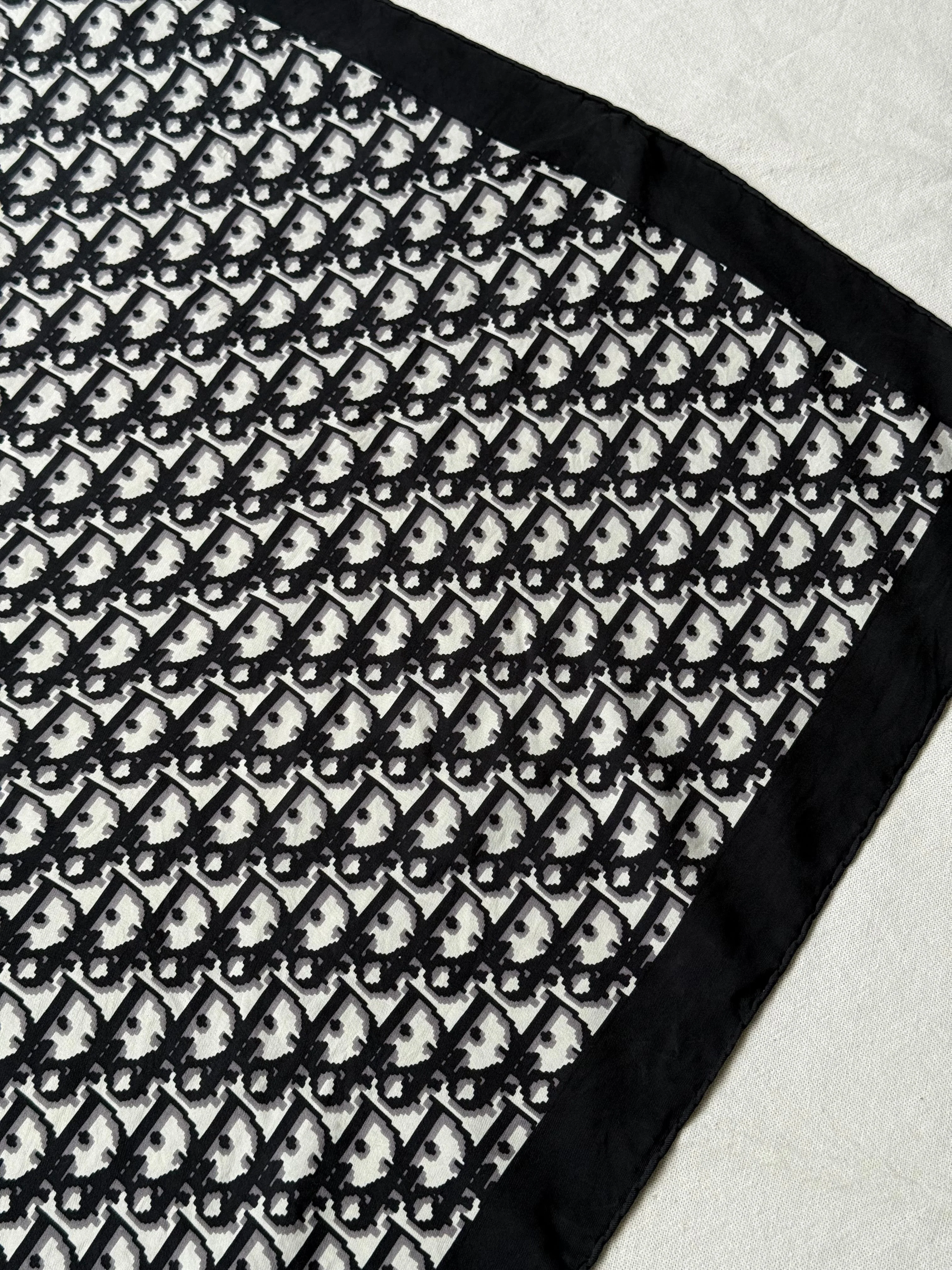 Foulard Christian Dior – Modèle Monogramme Noir - Image 6