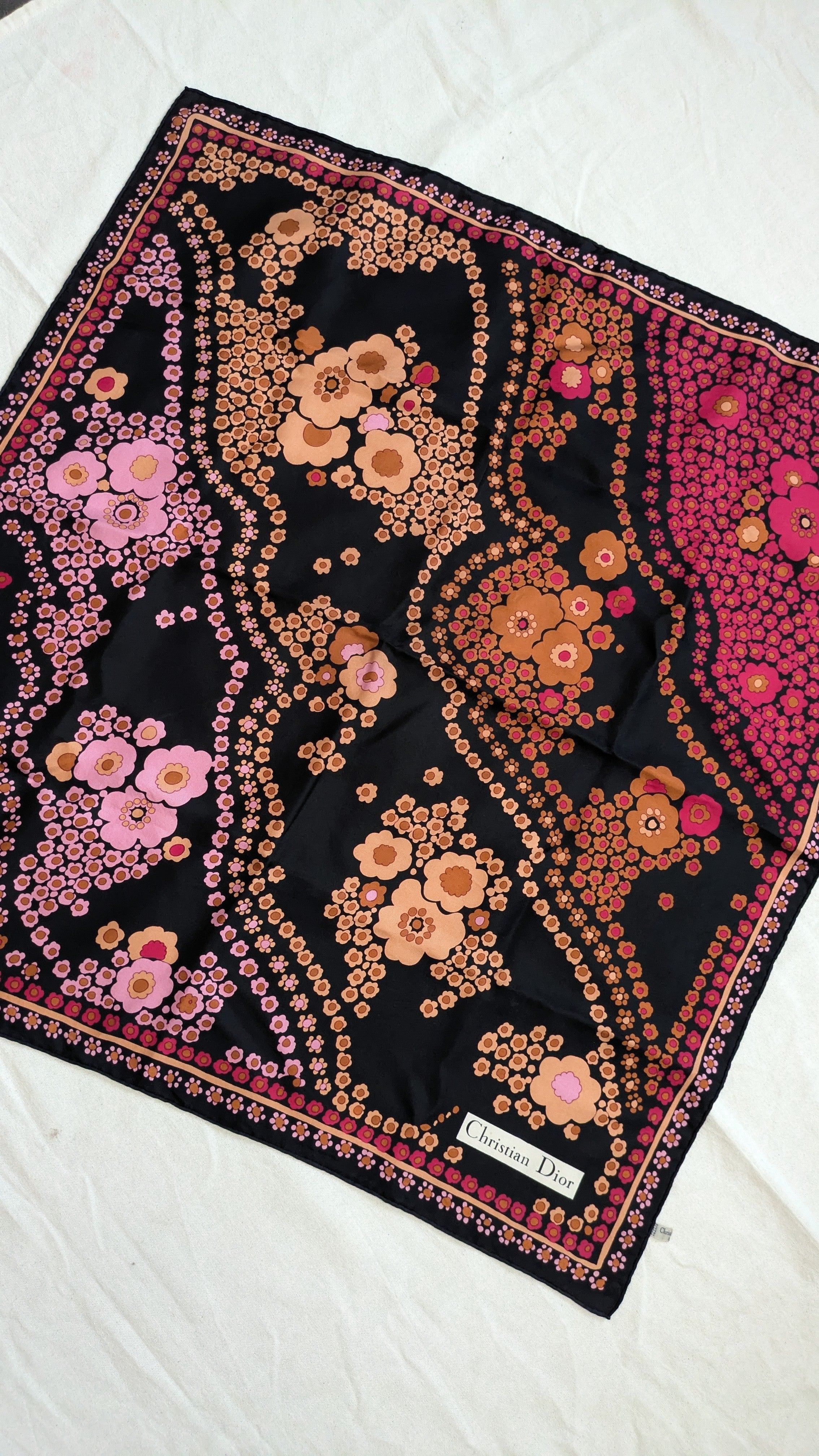 Foulard Christian Dior – Modèle Noir À Fleurs - Image 2