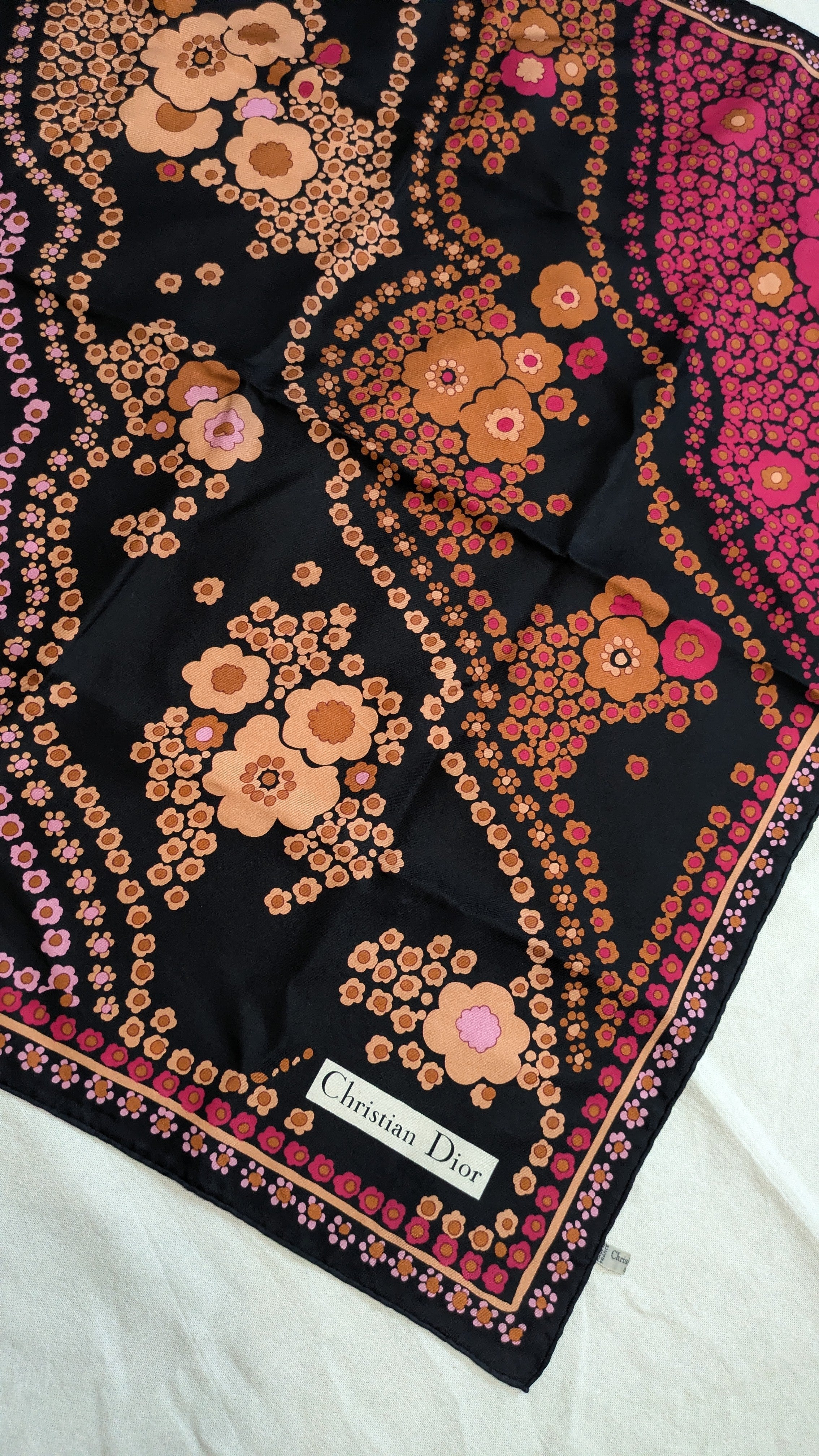Foulard Christian Dior – Modèle Noir À Fleurs - Image 3