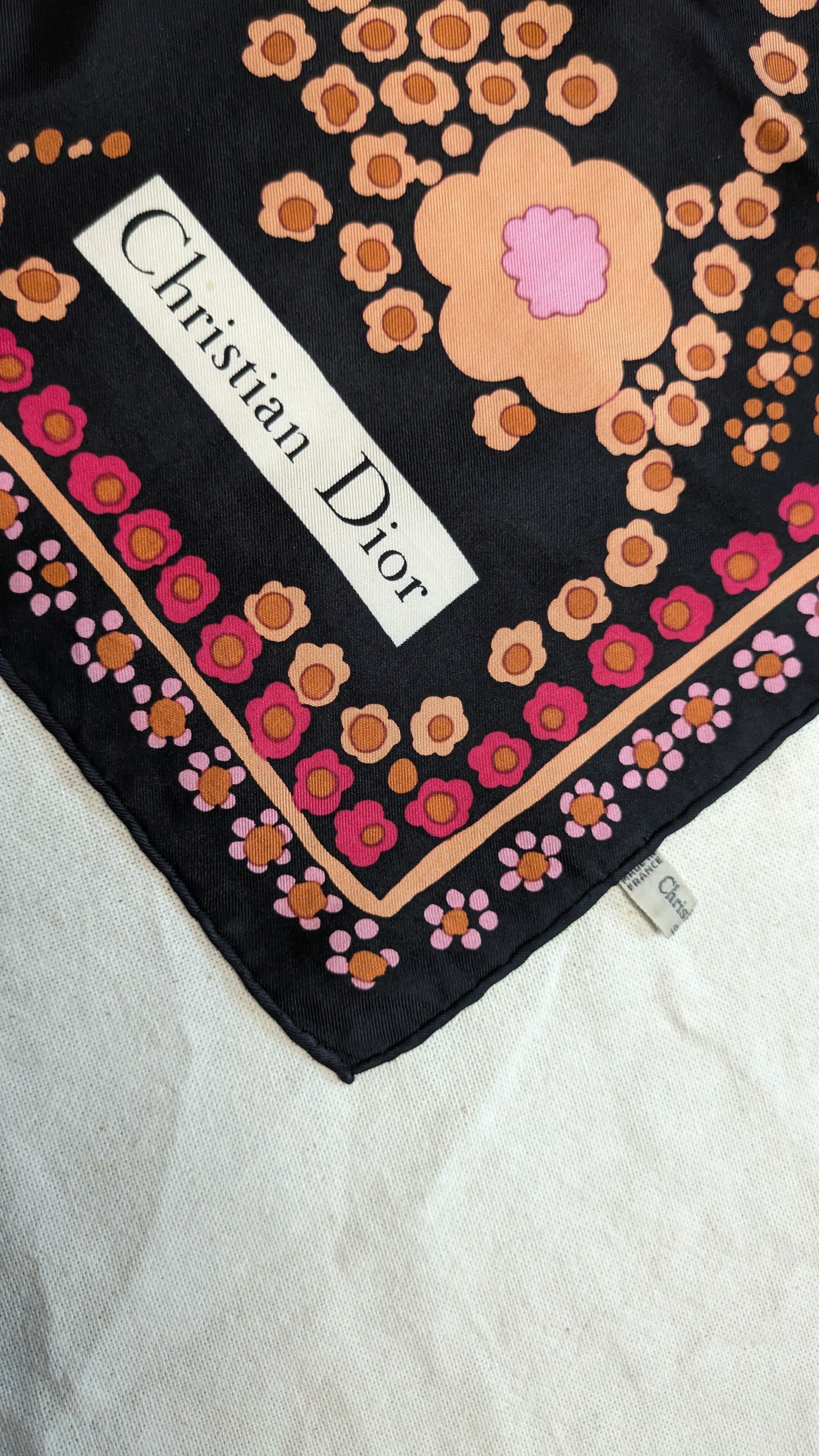 Foulard Christian Dior – Modèle Noir À Fleurs - Image 4