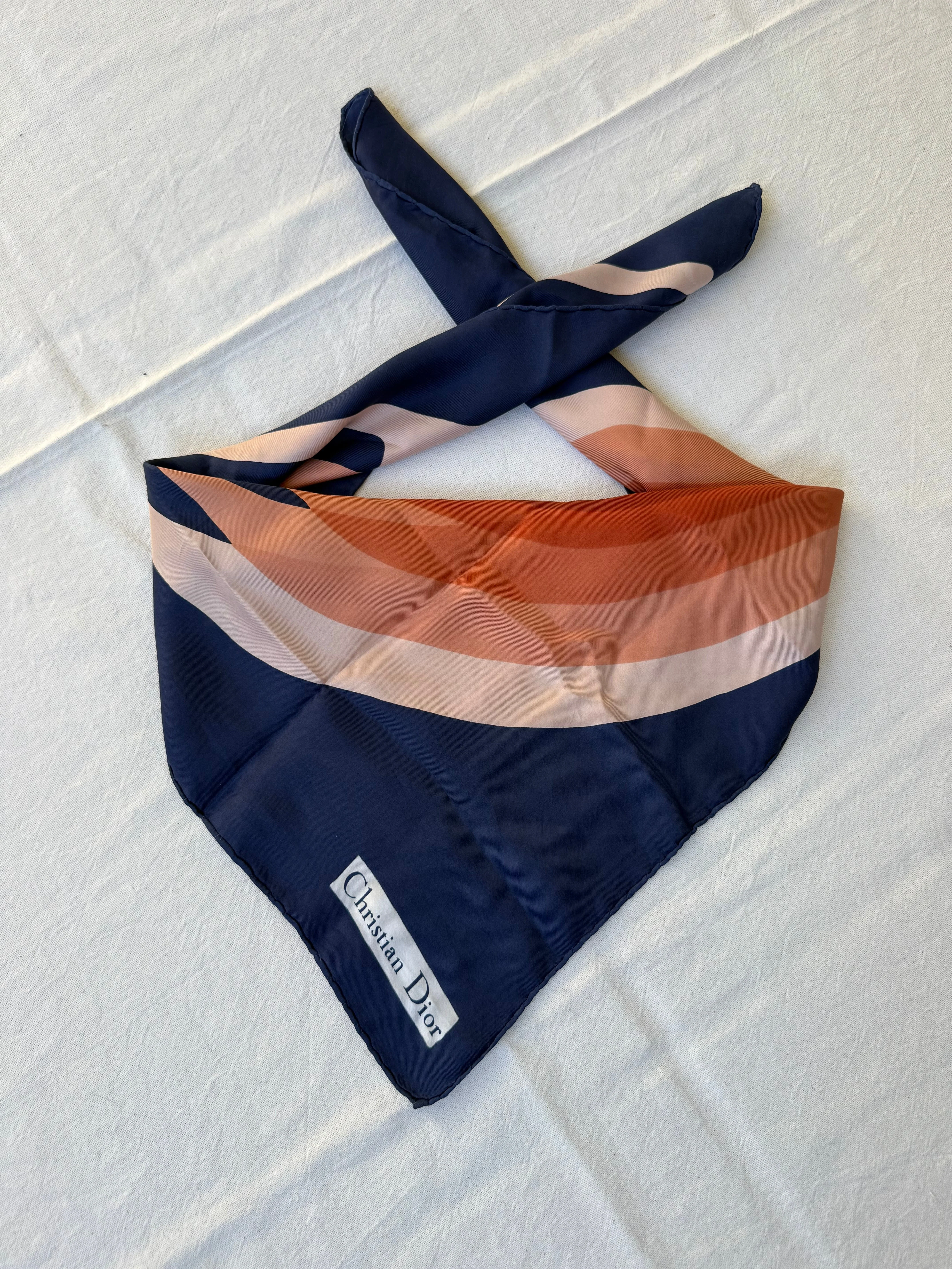 Foulard Christian Dior – Motif Graphique D Bleu Marine - Image 2