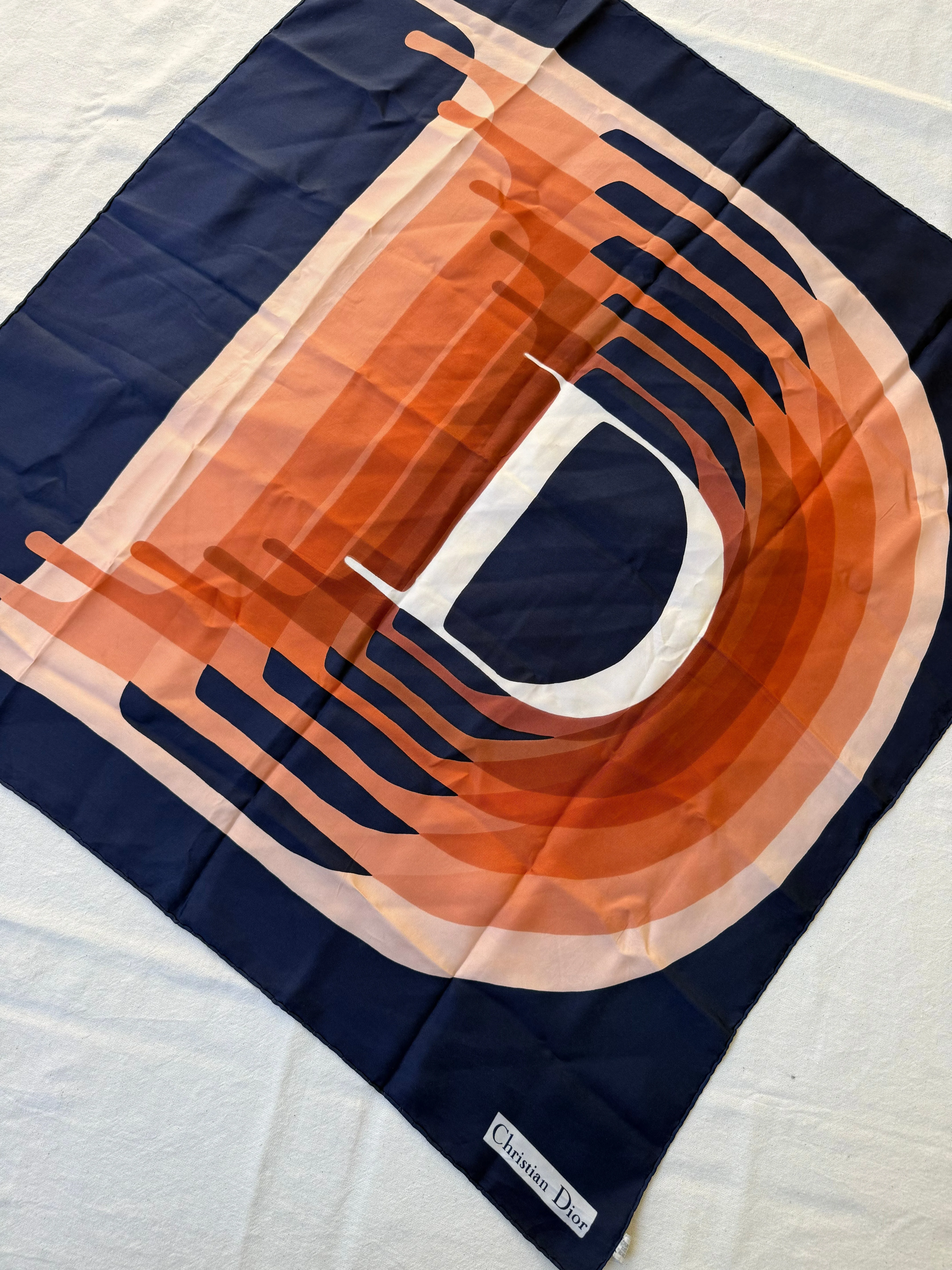 Foulard Christian Dior – Motif Graphique D Bleu Marine - Image 3