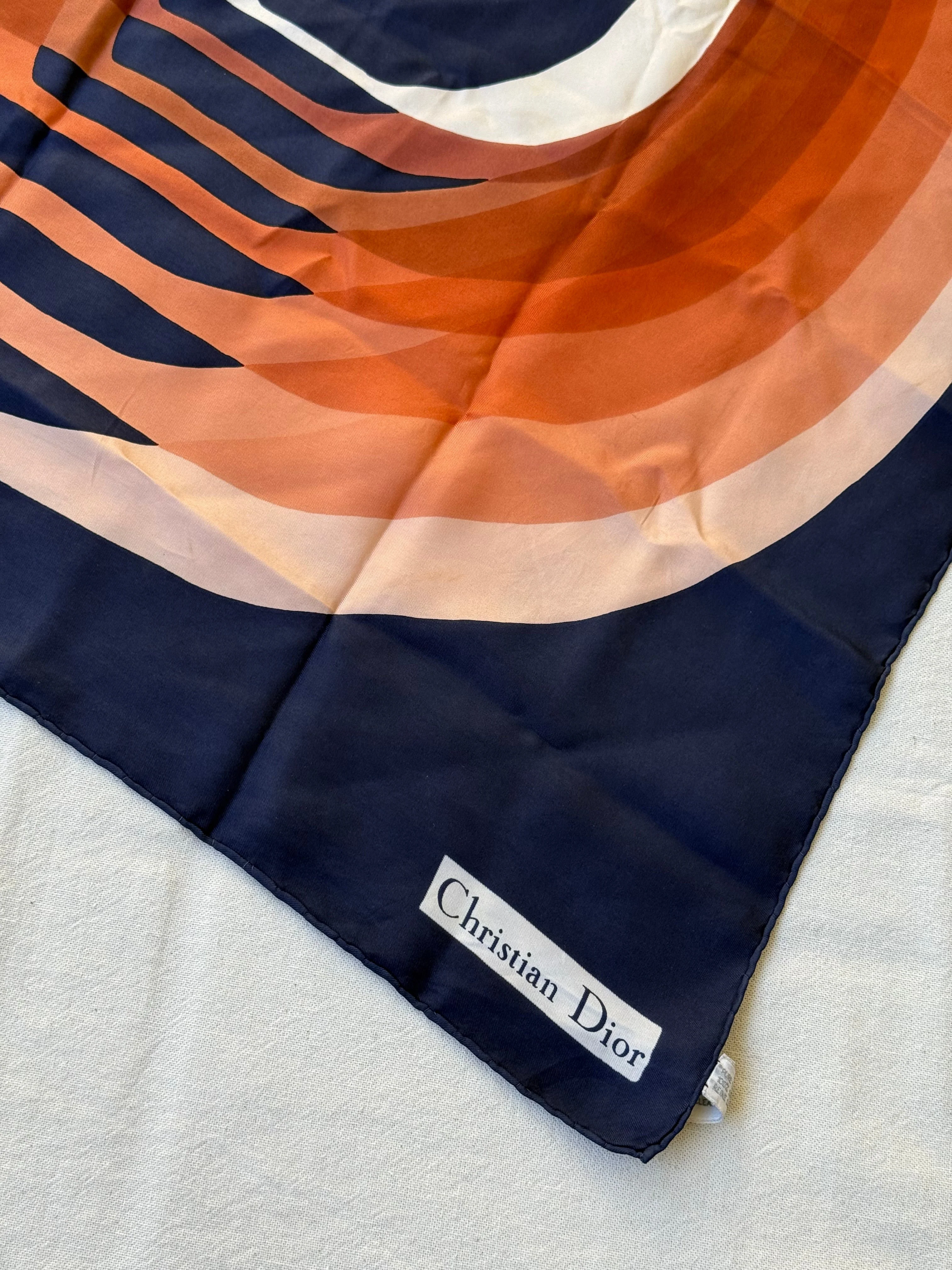 Foulard Christian Dior – Motif Graphique D Bleu Marine - Image 4