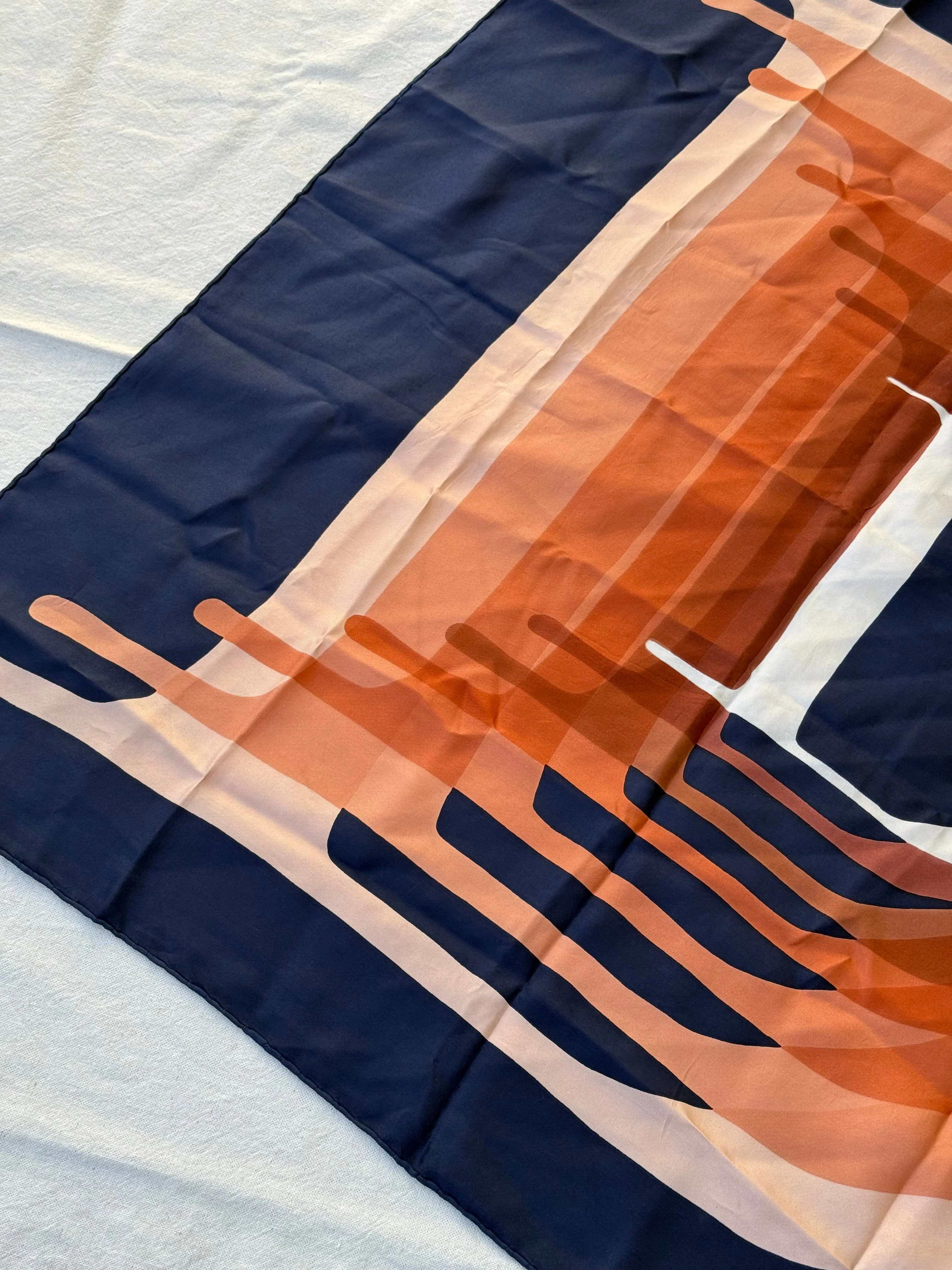 Foulard Christian Dior – Motif Graphique D Bleu Marine - Image 6