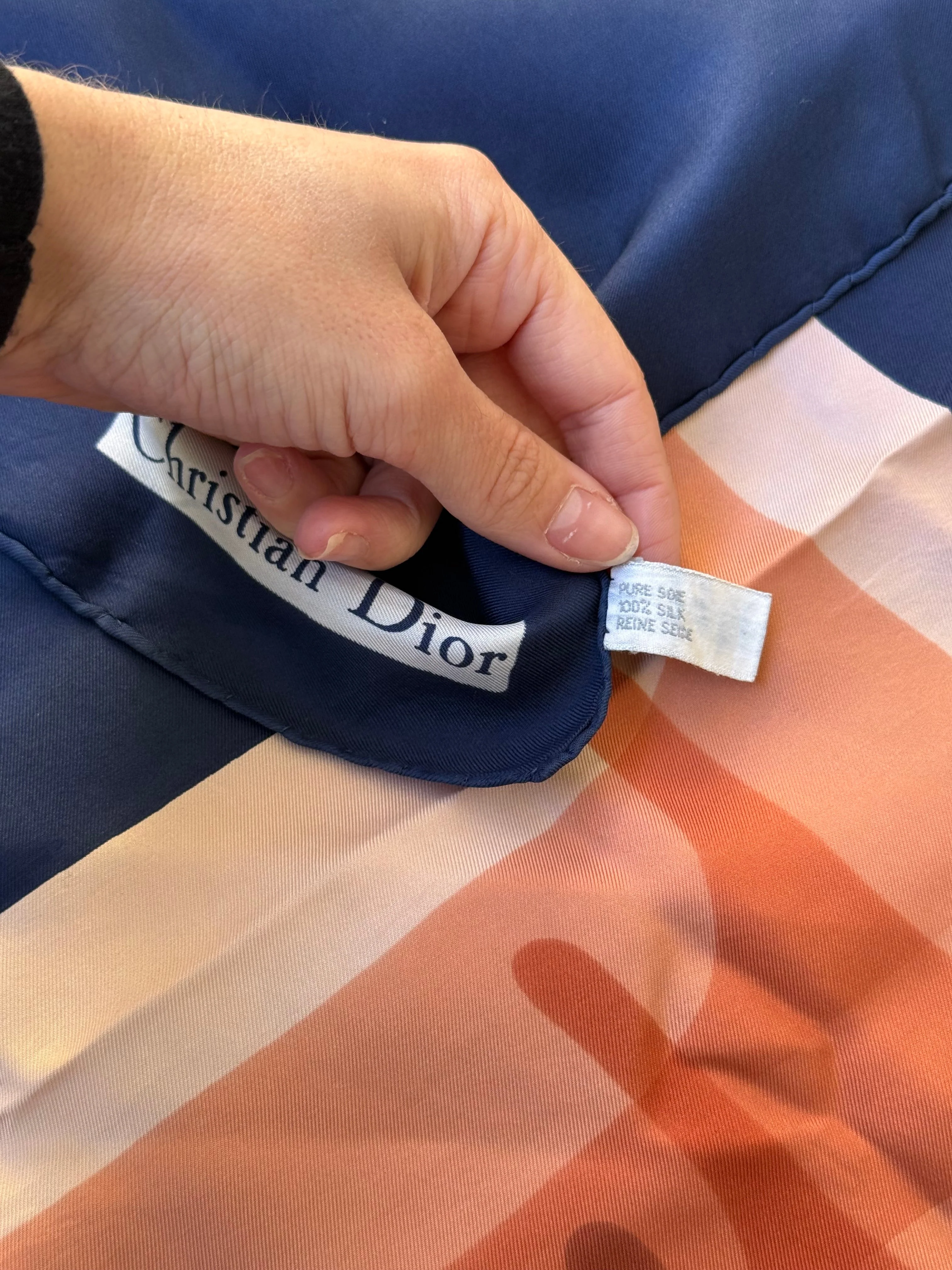 Foulard Christian Dior – Motif Graphique D Bleu Marine - Image 7