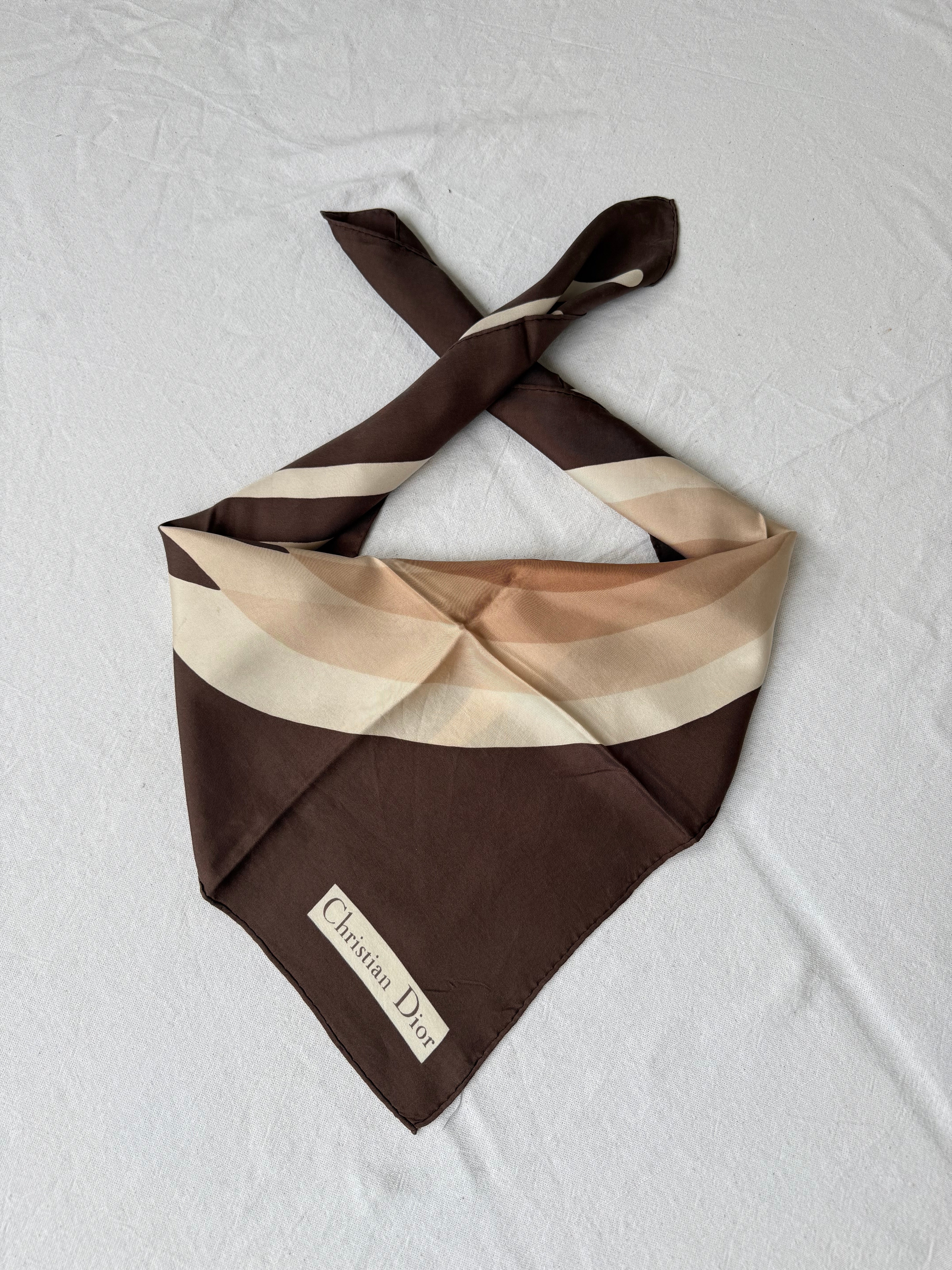 Foulard Christian Dior – Motif Graphique D Marron Beige - Image 2