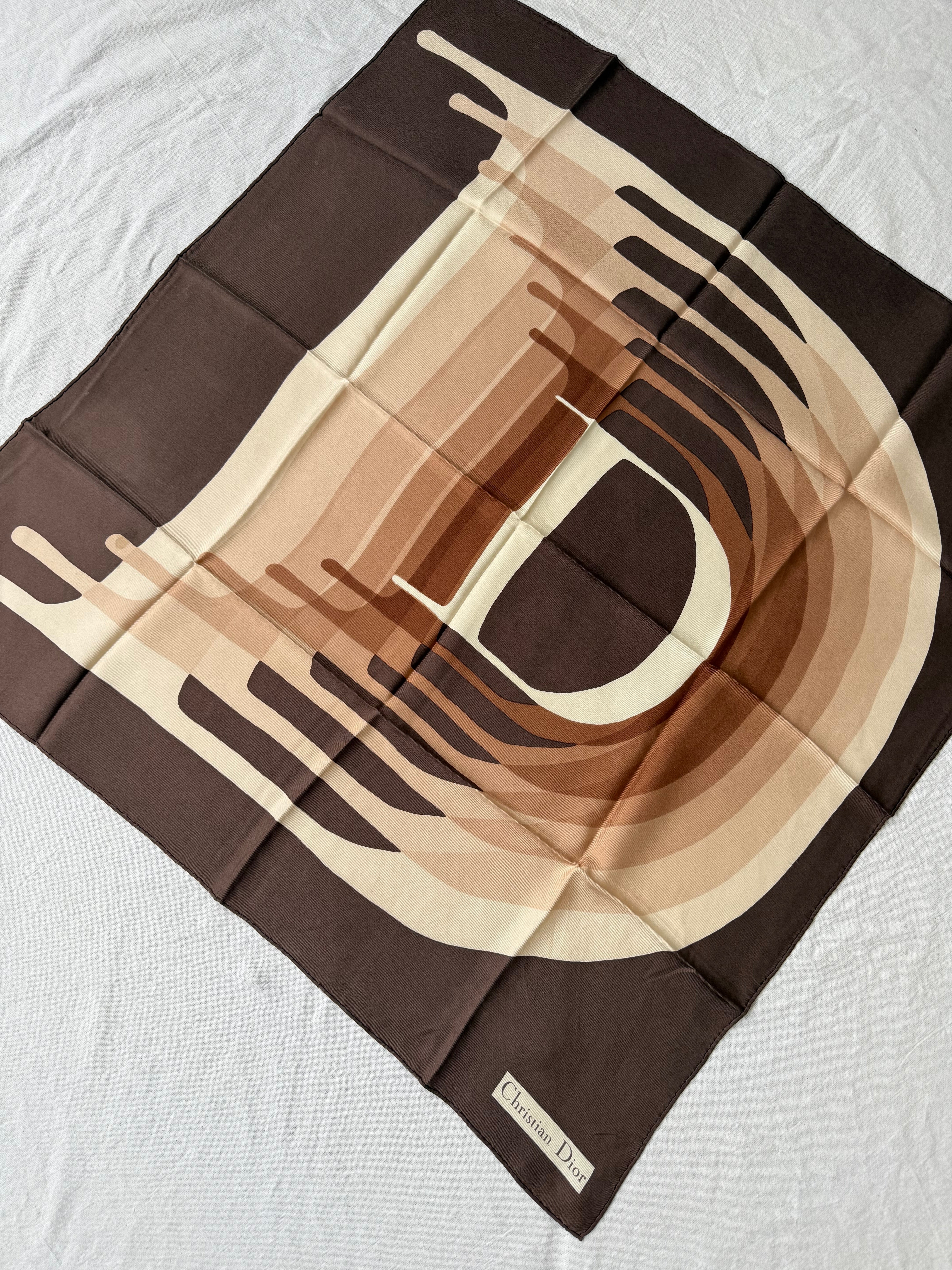 Foulard Christian Dior – Motif Graphique D Marron Beige - Image 3
