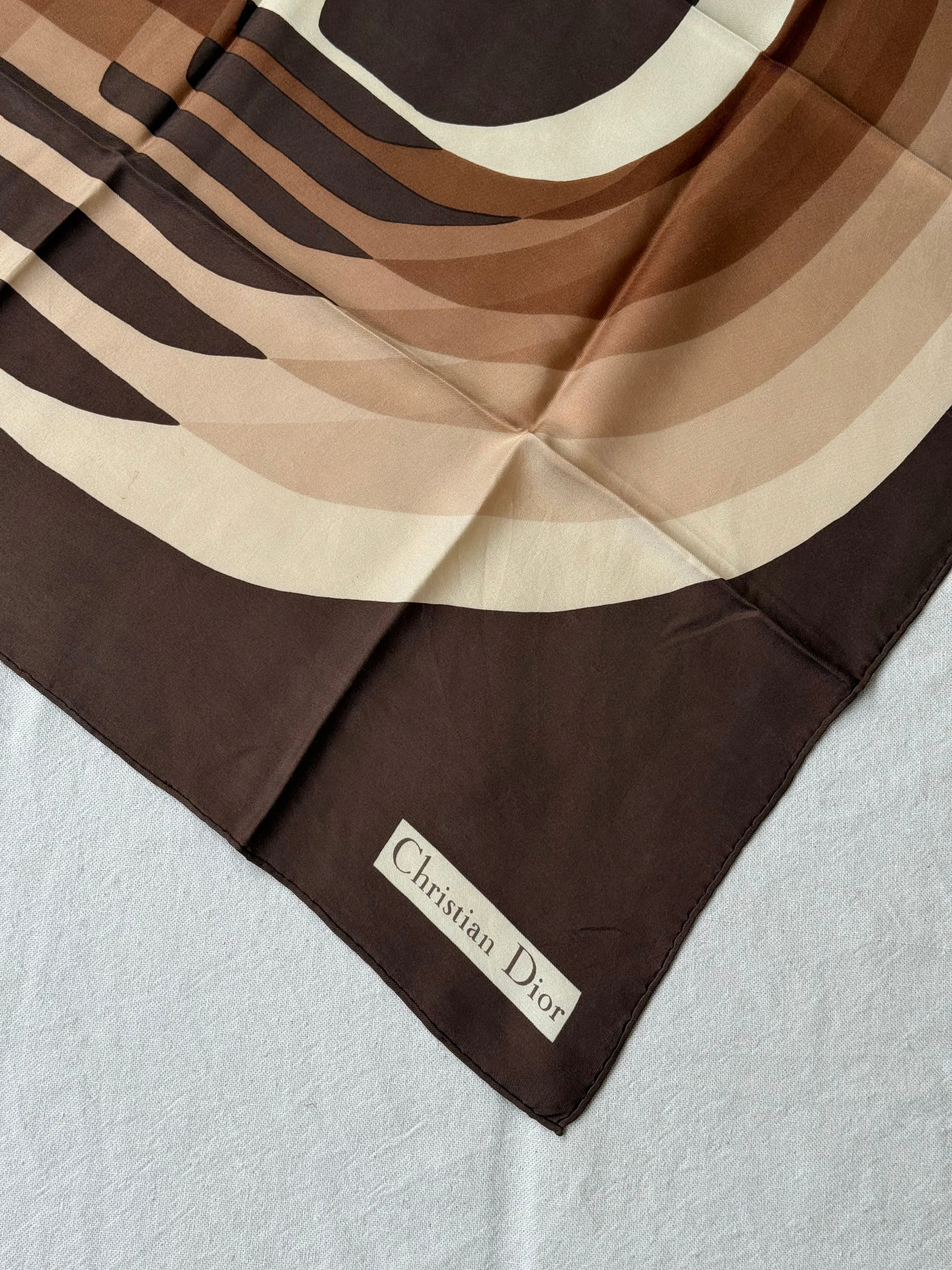 Foulard Christian Dior – Motif Graphique D Marron Beige - Image 4