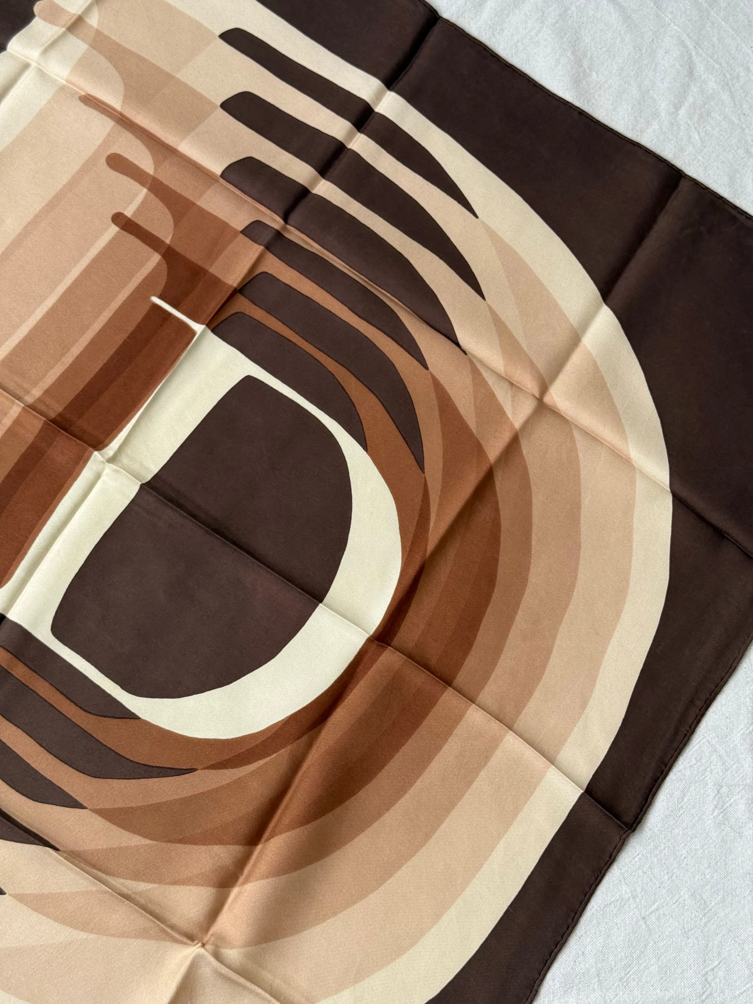 Foulard Christian Dior – Motif Graphique D Marron Beige - Image 5