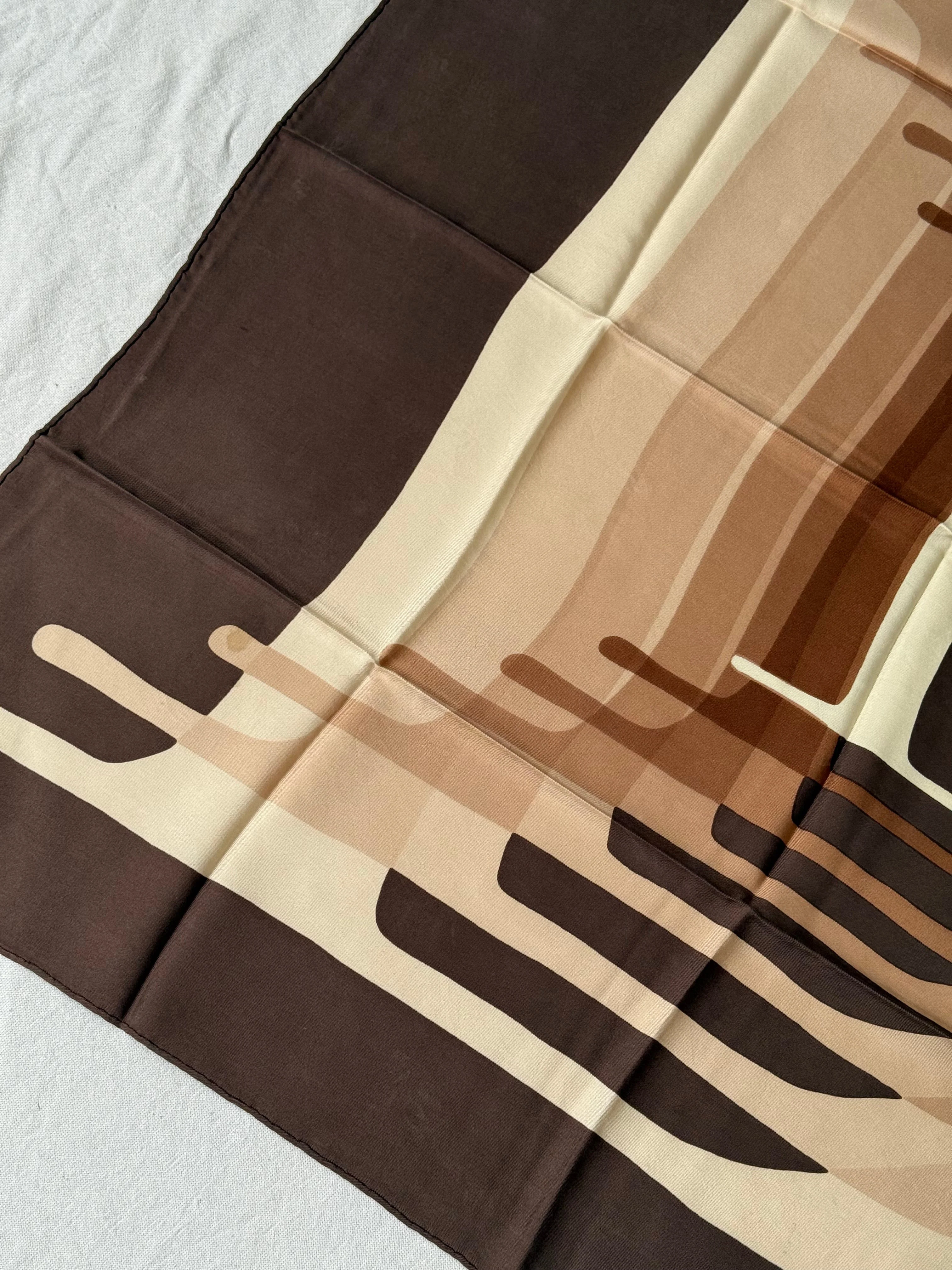 Foulard Christian Dior – Motif Graphique D Marron Beige - Image 6