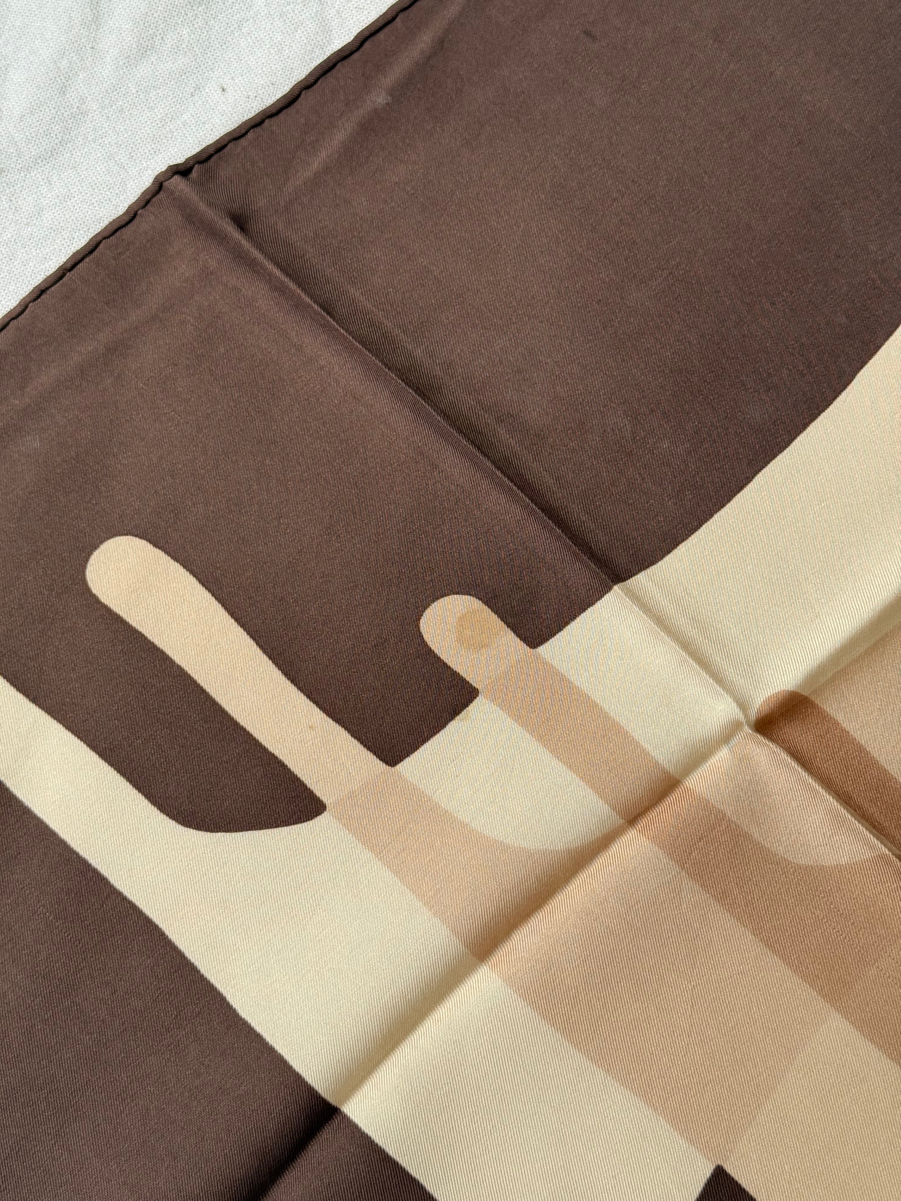 Foulard Christian Dior – Motif Graphique D Marron Beige - Image 7