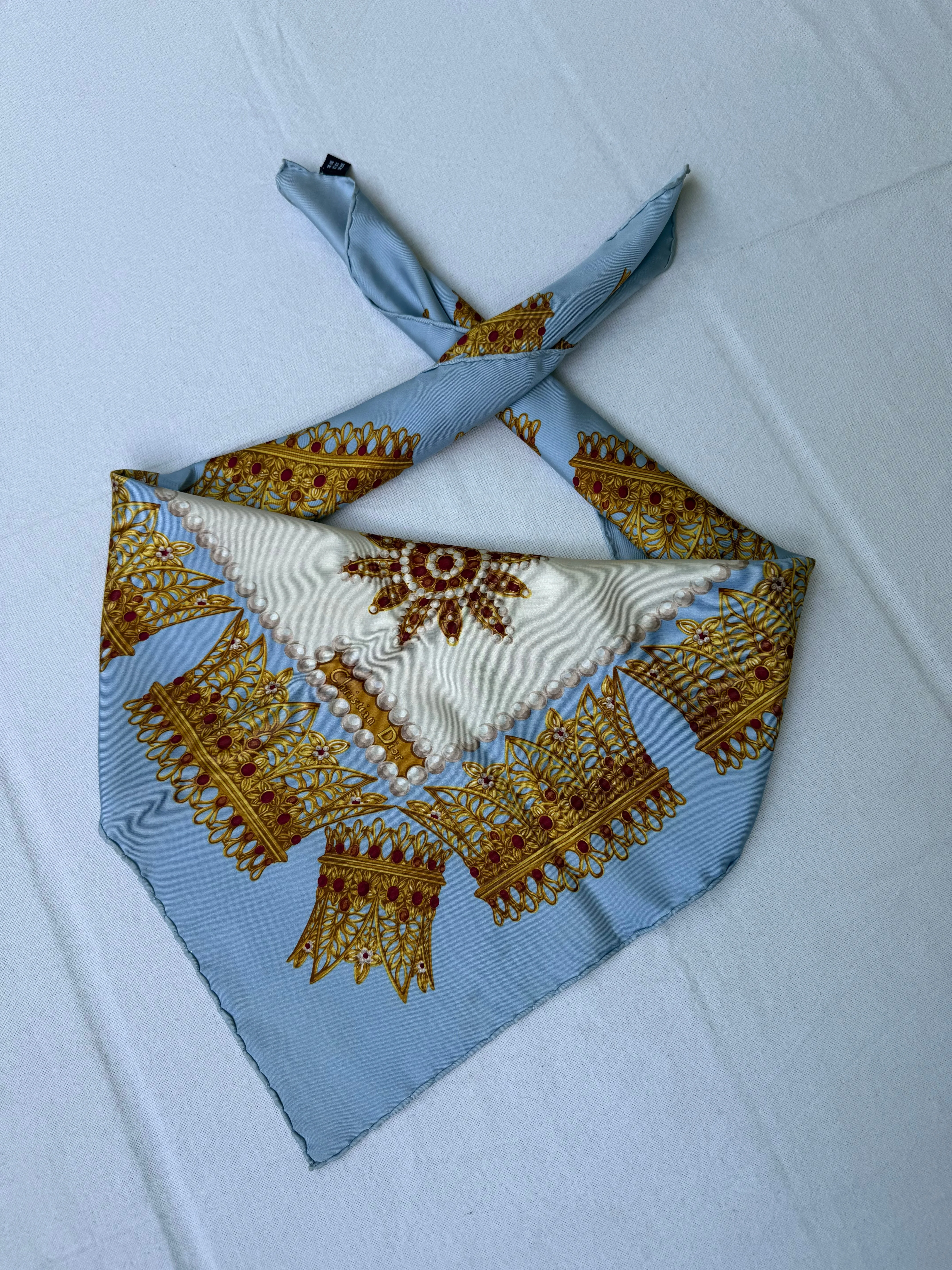 Foulard Christian Dior – Motifs Bijoux Et Couronnes - Image 2