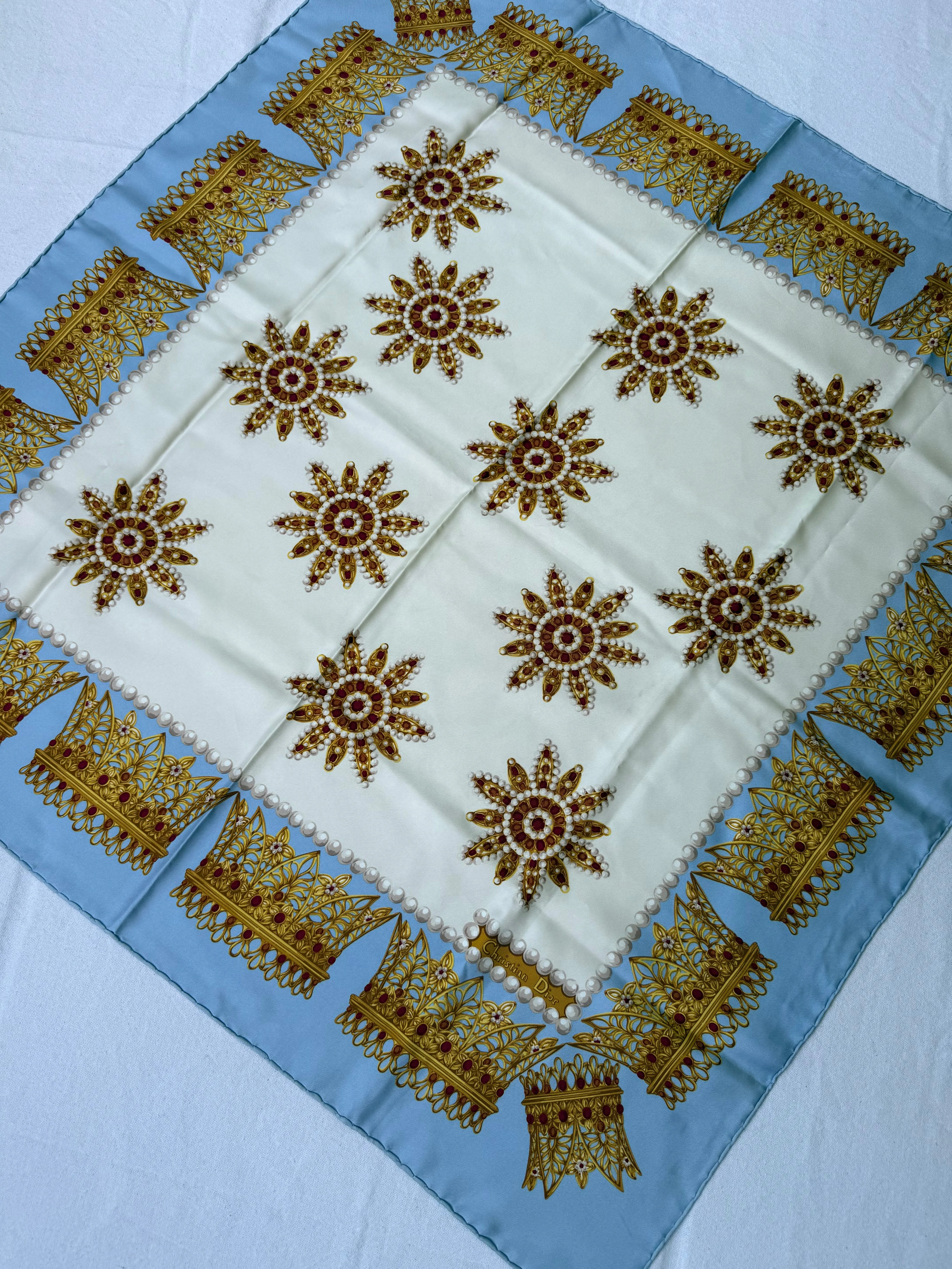 Foulard Christian Dior – Motifs Bijoux Et Couronnes - Image 3
