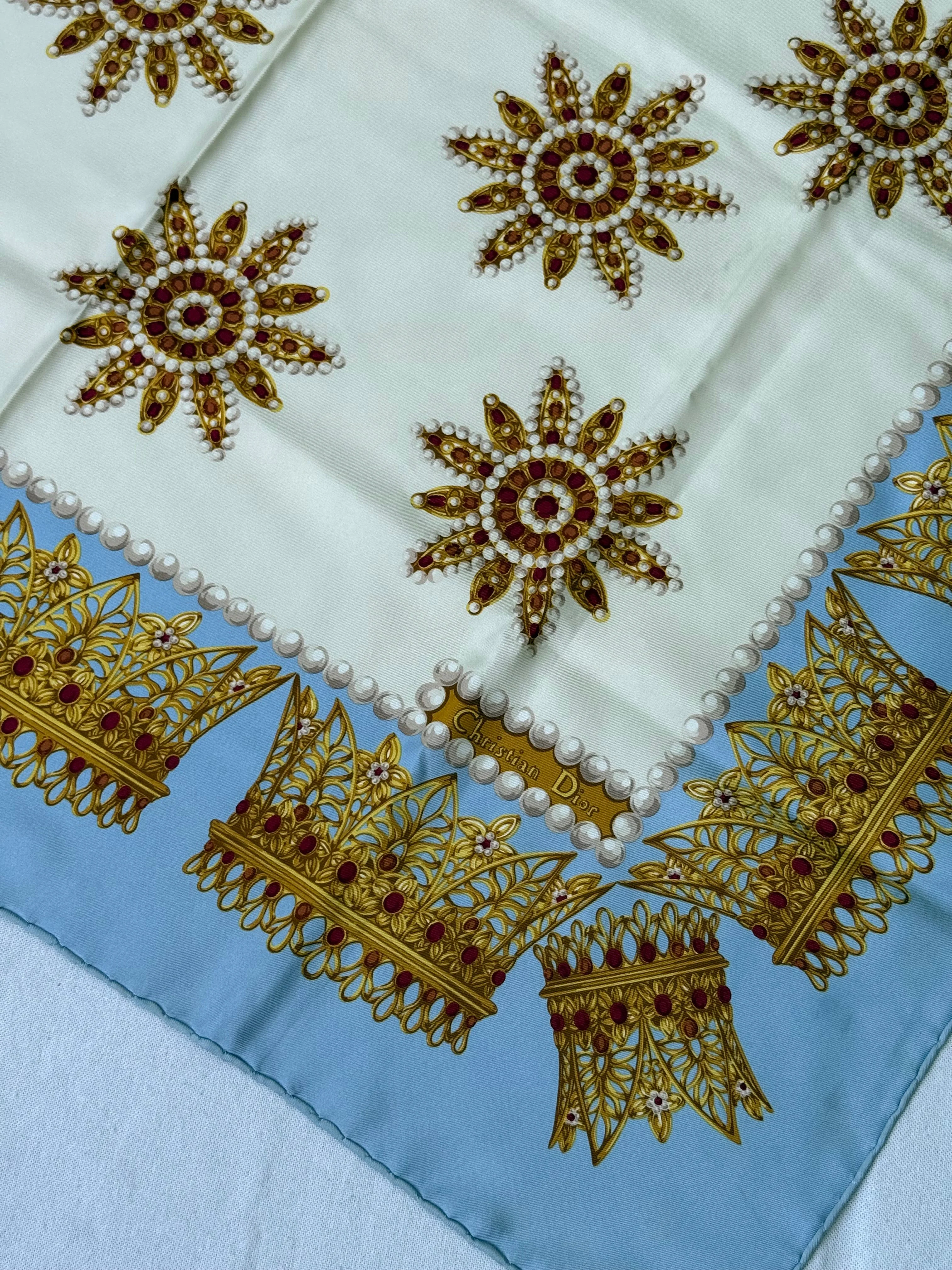 Foulard Christian Dior – Motifs Bijoux Et Couronnes - Image 4