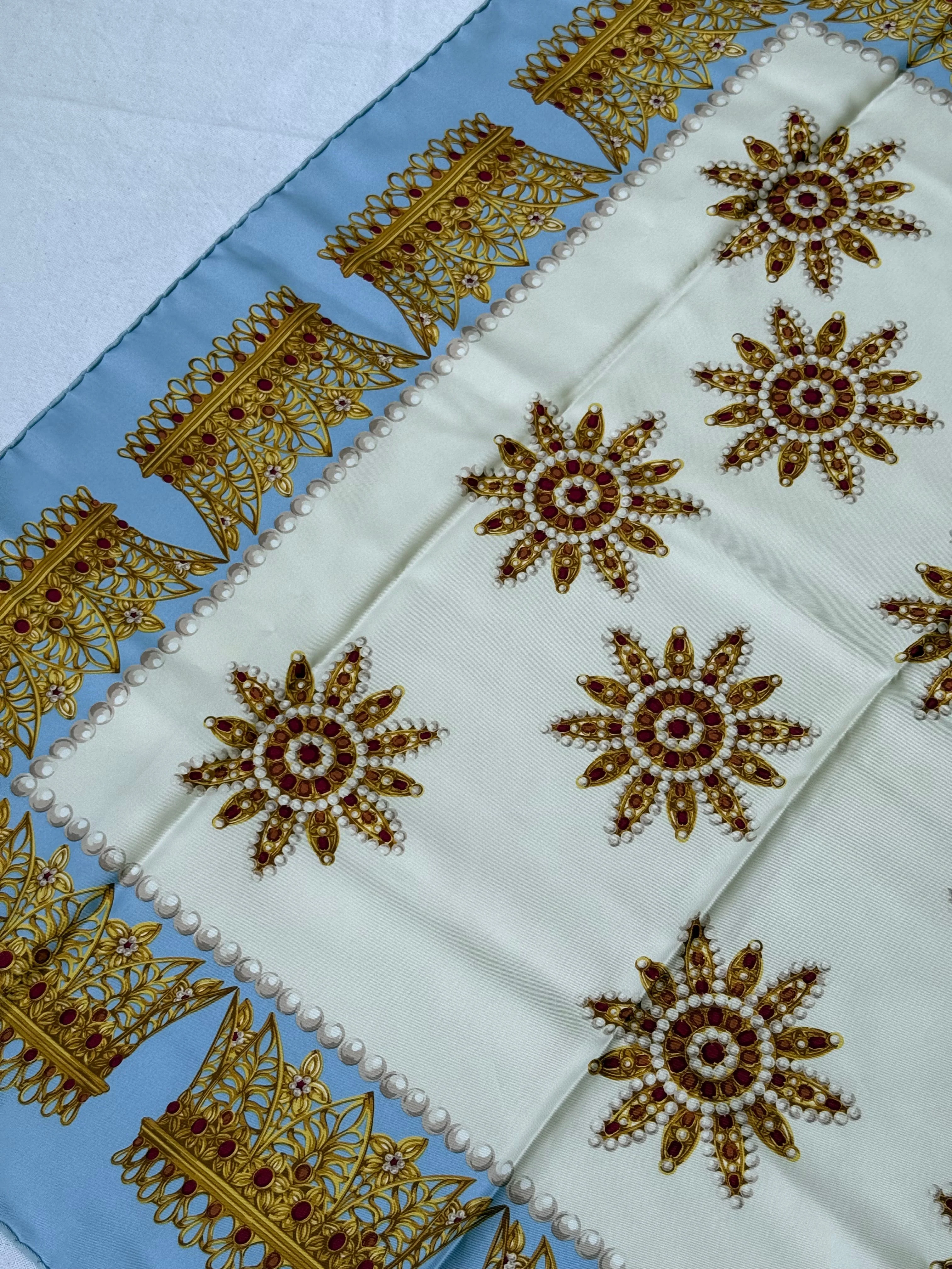 Foulard Christian Dior – Motifs Bijoux Et Couronnes - Image 5