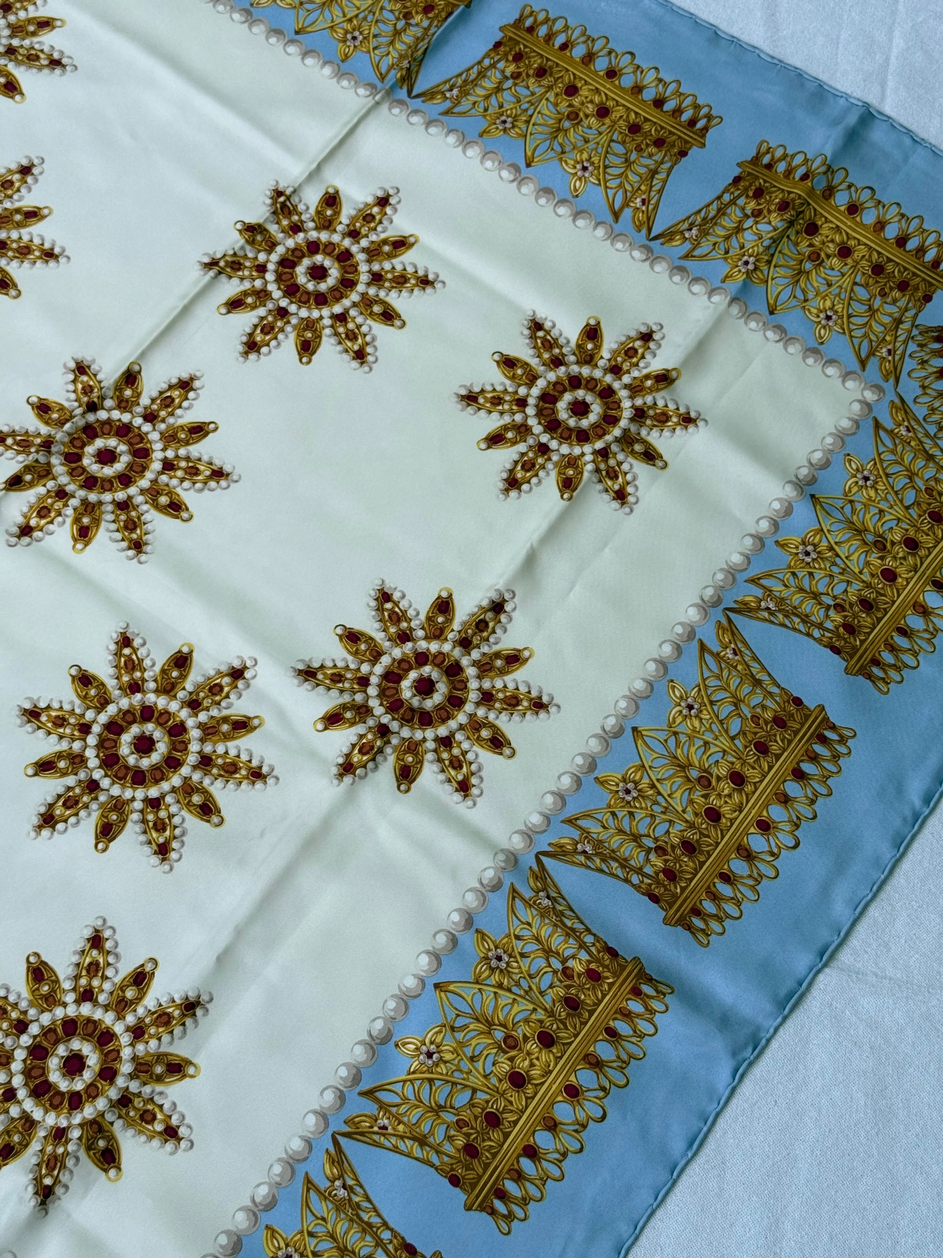 Foulard Christian Dior – Motifs Bijoux Et Couronnes - Image 6