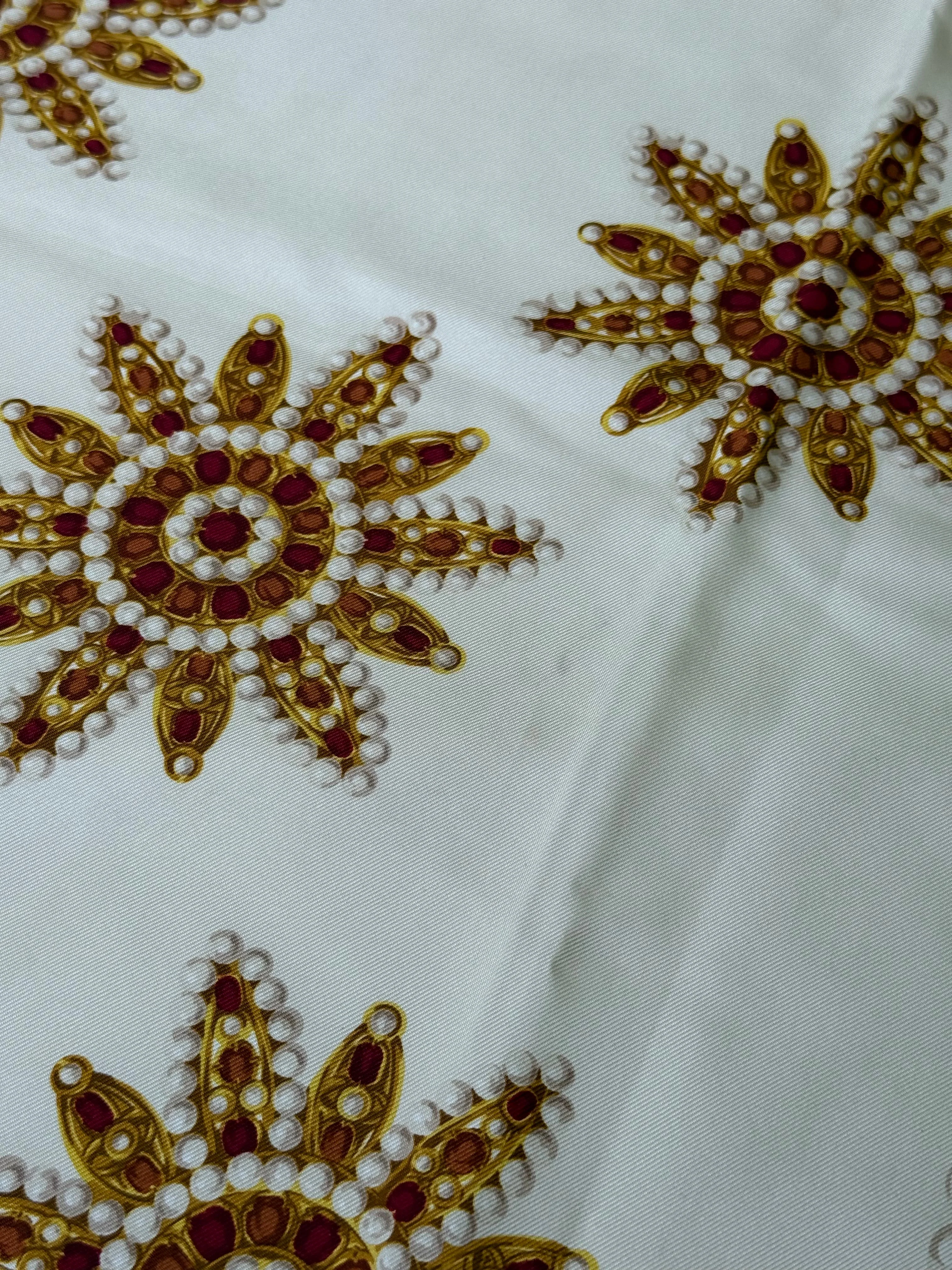 Foulard Christian Dior – Motifs Bijoux Et Couronnes - Image 8