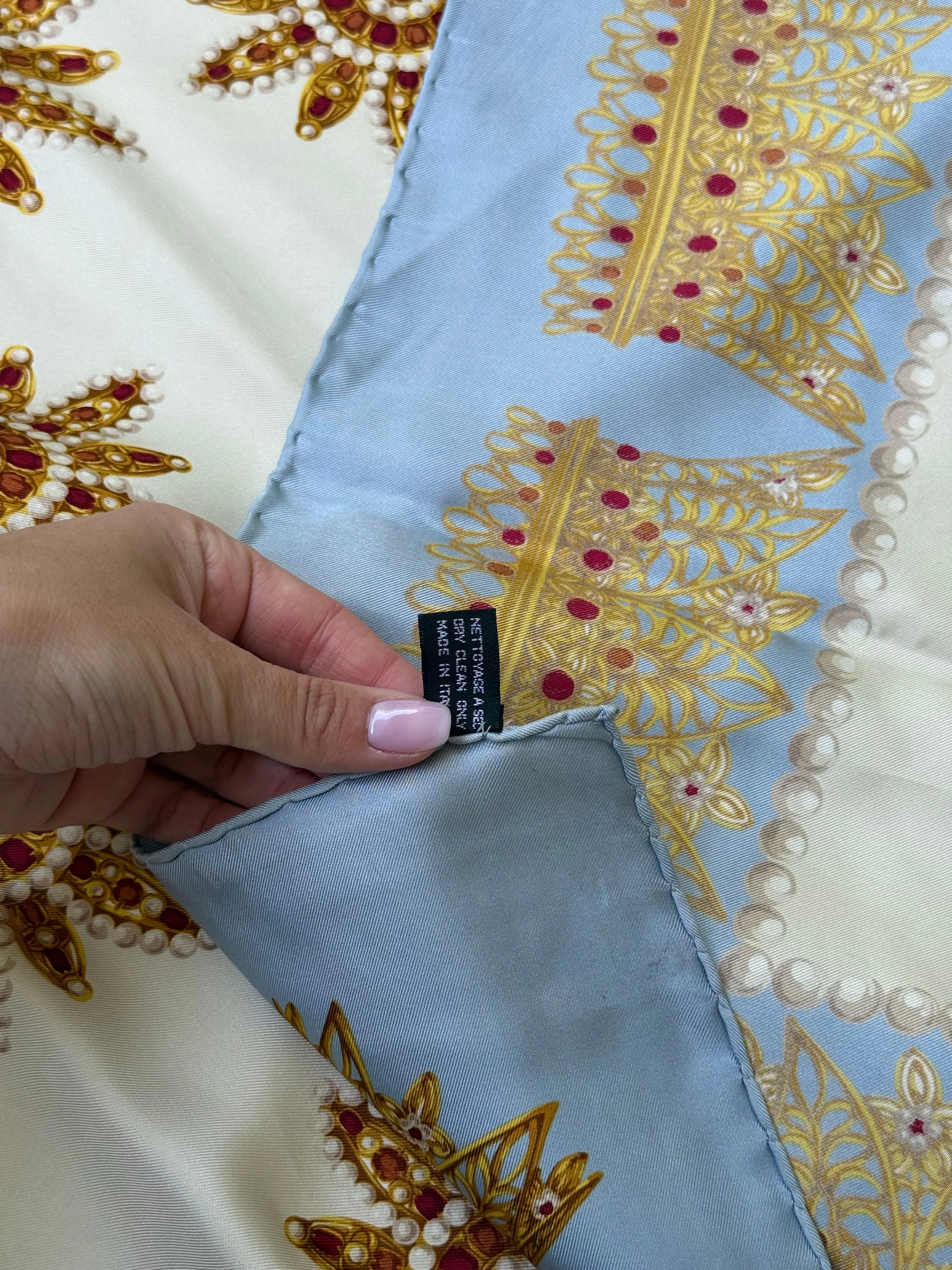 Foulard Christian Dior – Motifs Bijoux Et Couronnes - Image 9