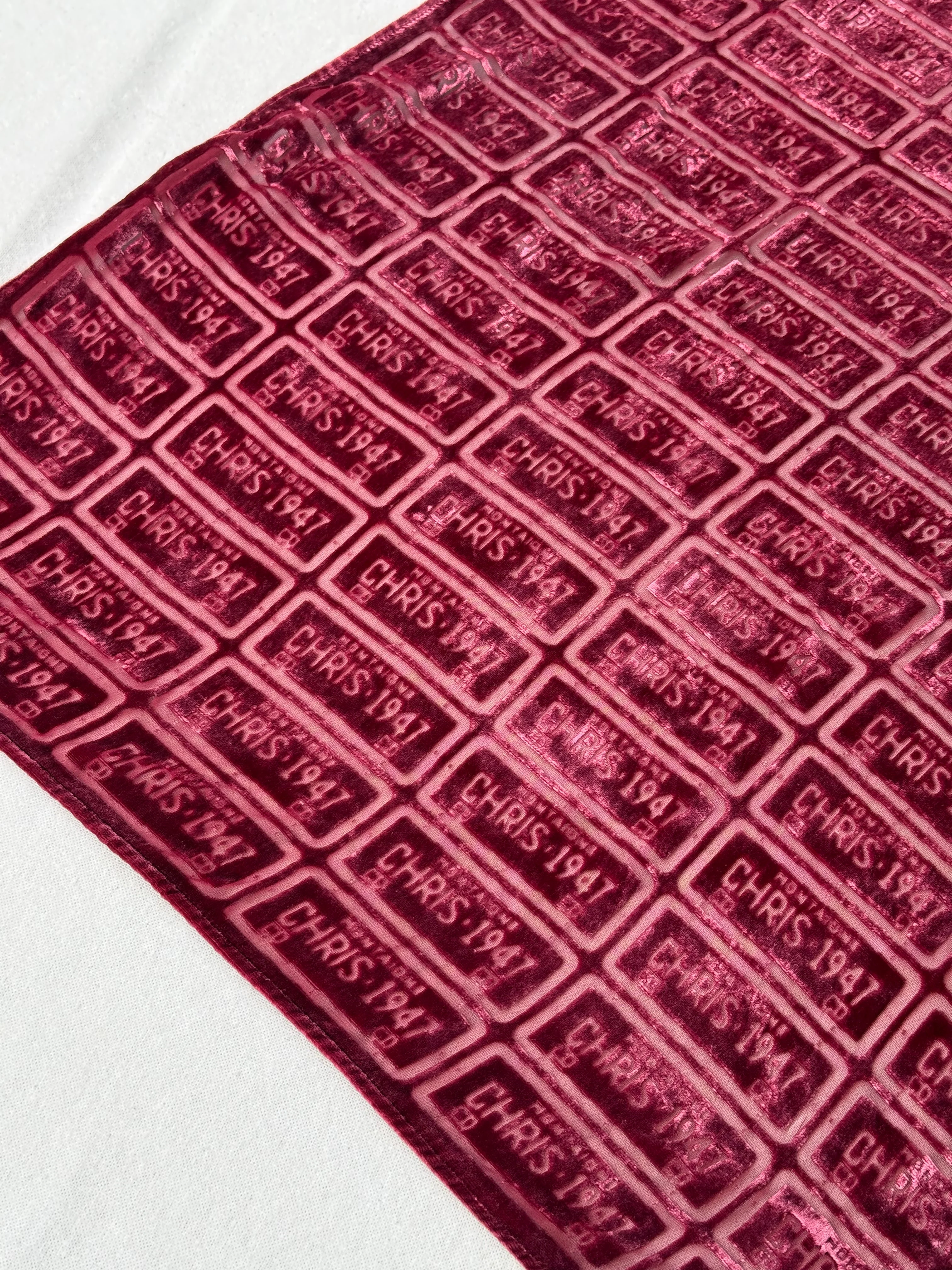 Foulard Christian Dior – Velours Bordeaux - Image 4