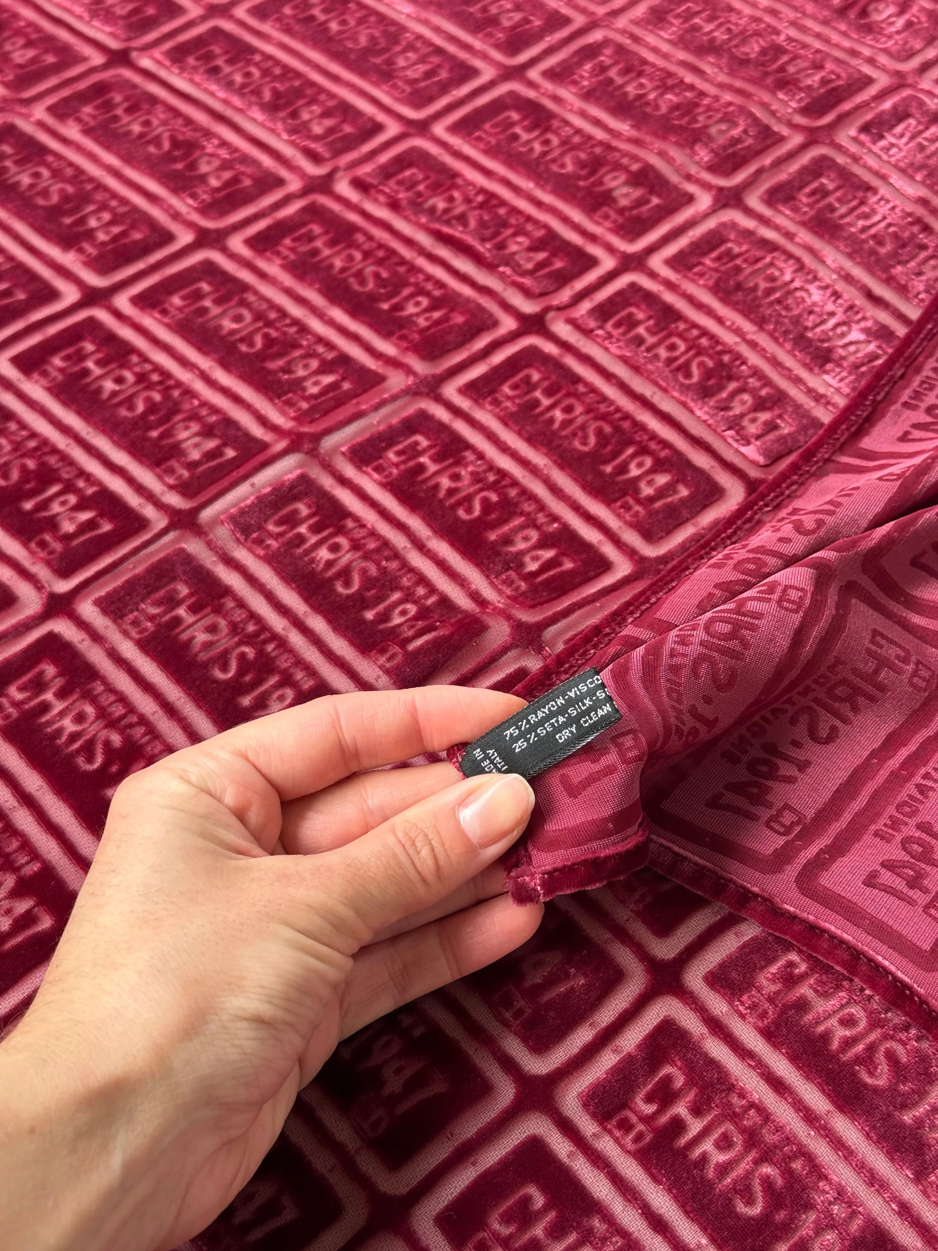 Foulard Christian Dior – Velours Bordeaux - Image 6