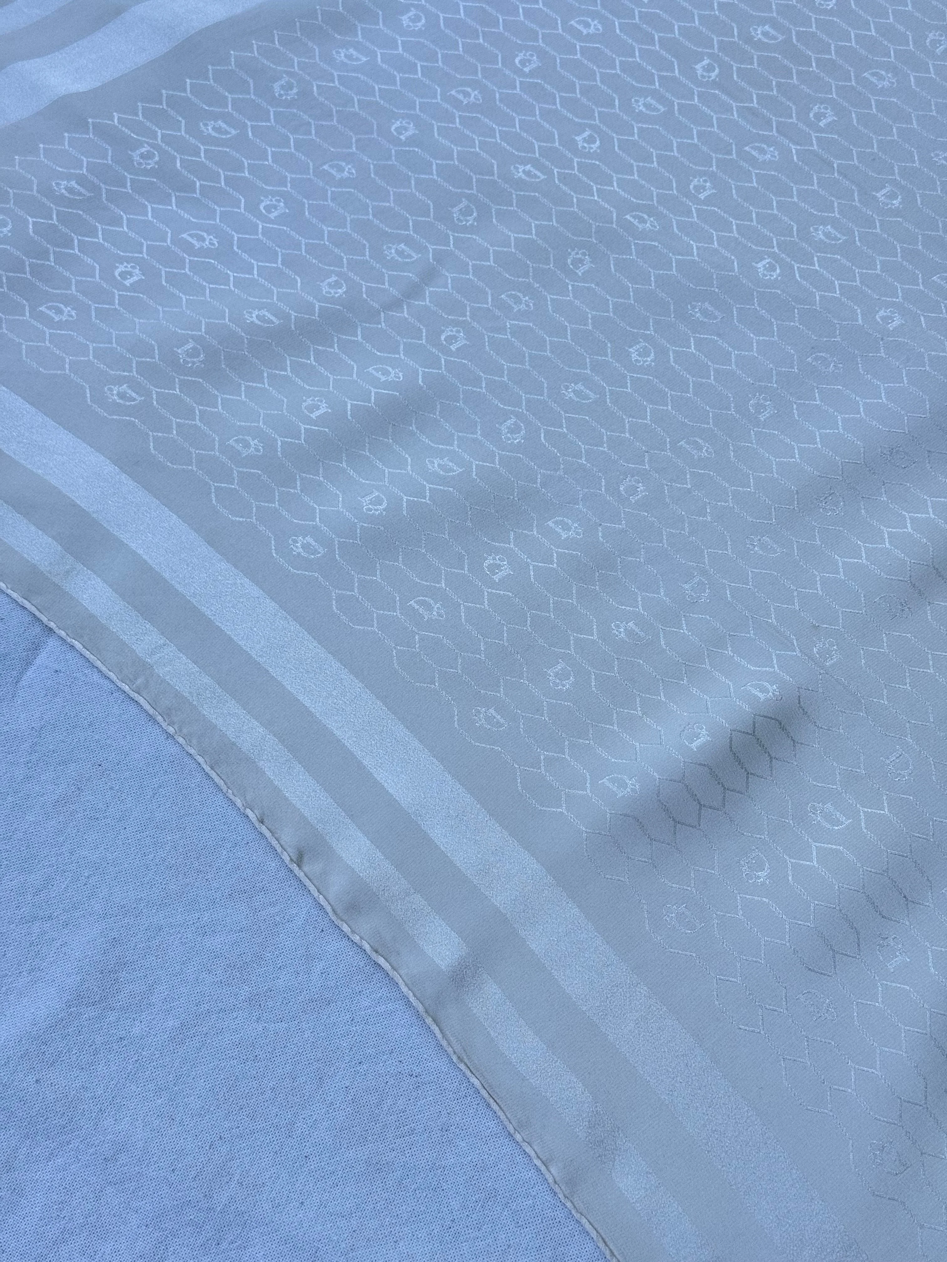 Foulard Christian Dior Vintage – Monogramme Ton Sur Ton - Image 4