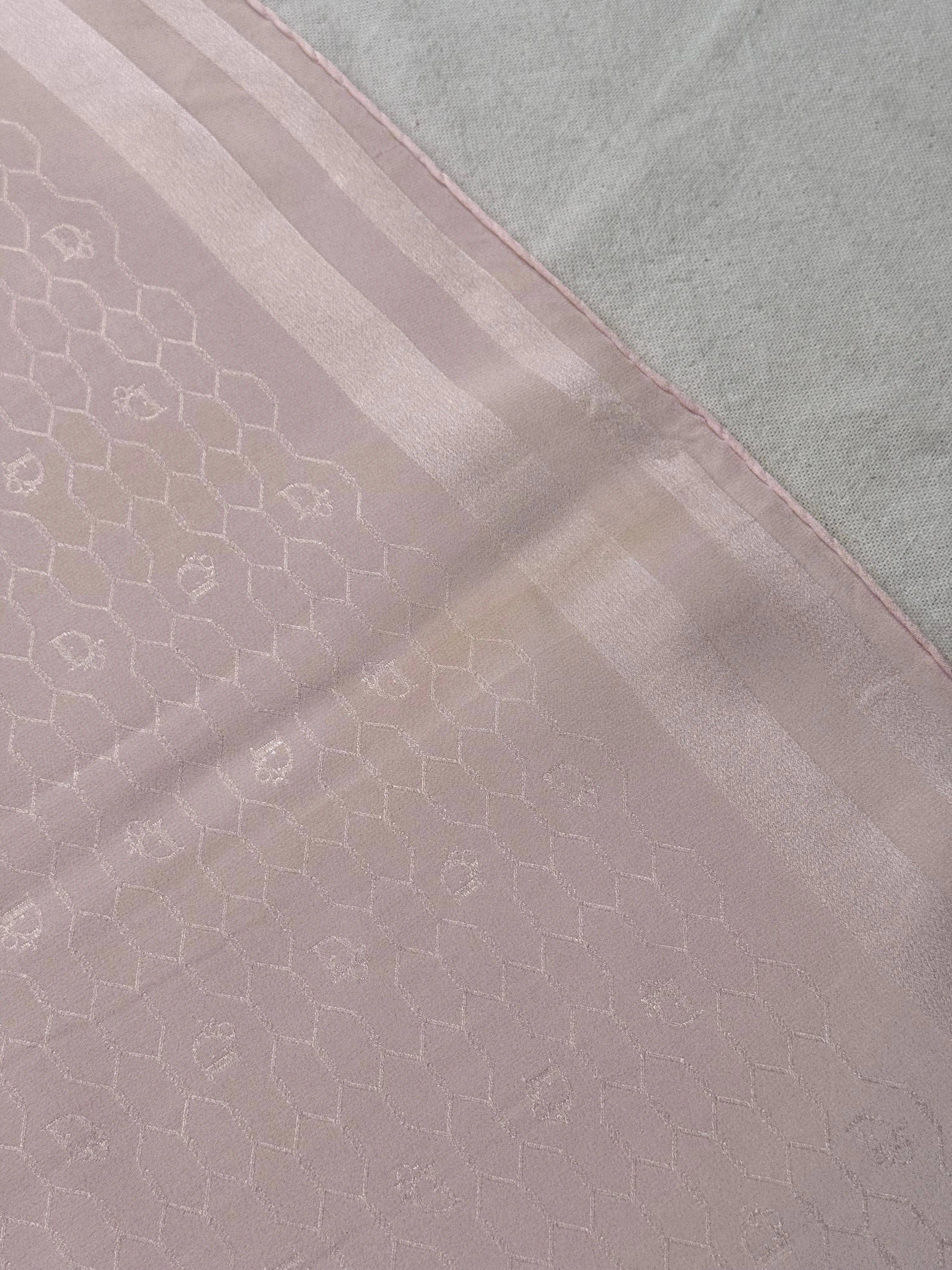 Foulard Christian Dior Vintage – Monogramme Ton Sur Ton Rose - Image 7
