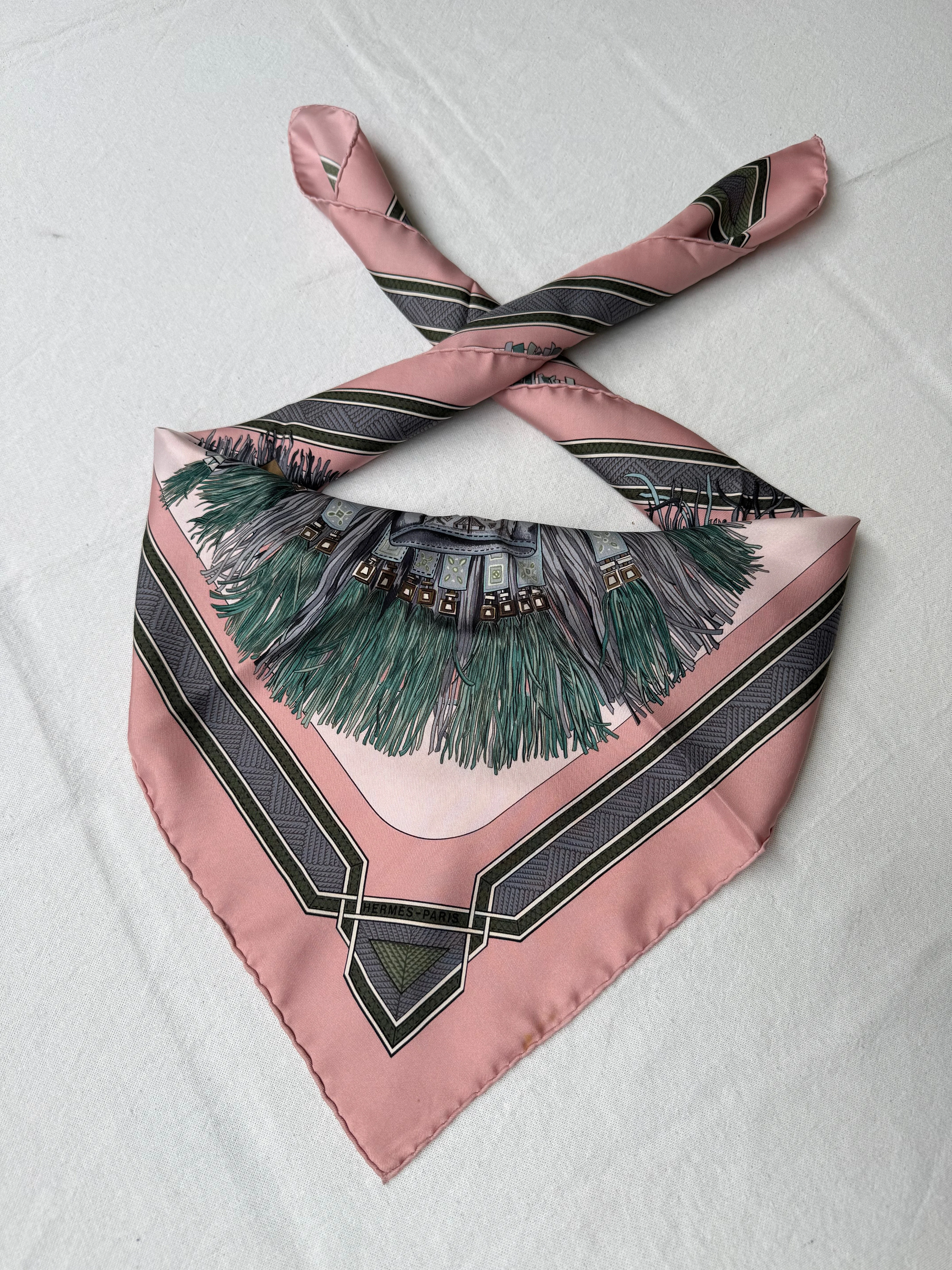 Foulard Hermès – Modèle Cuirs Du Désert - Image 2