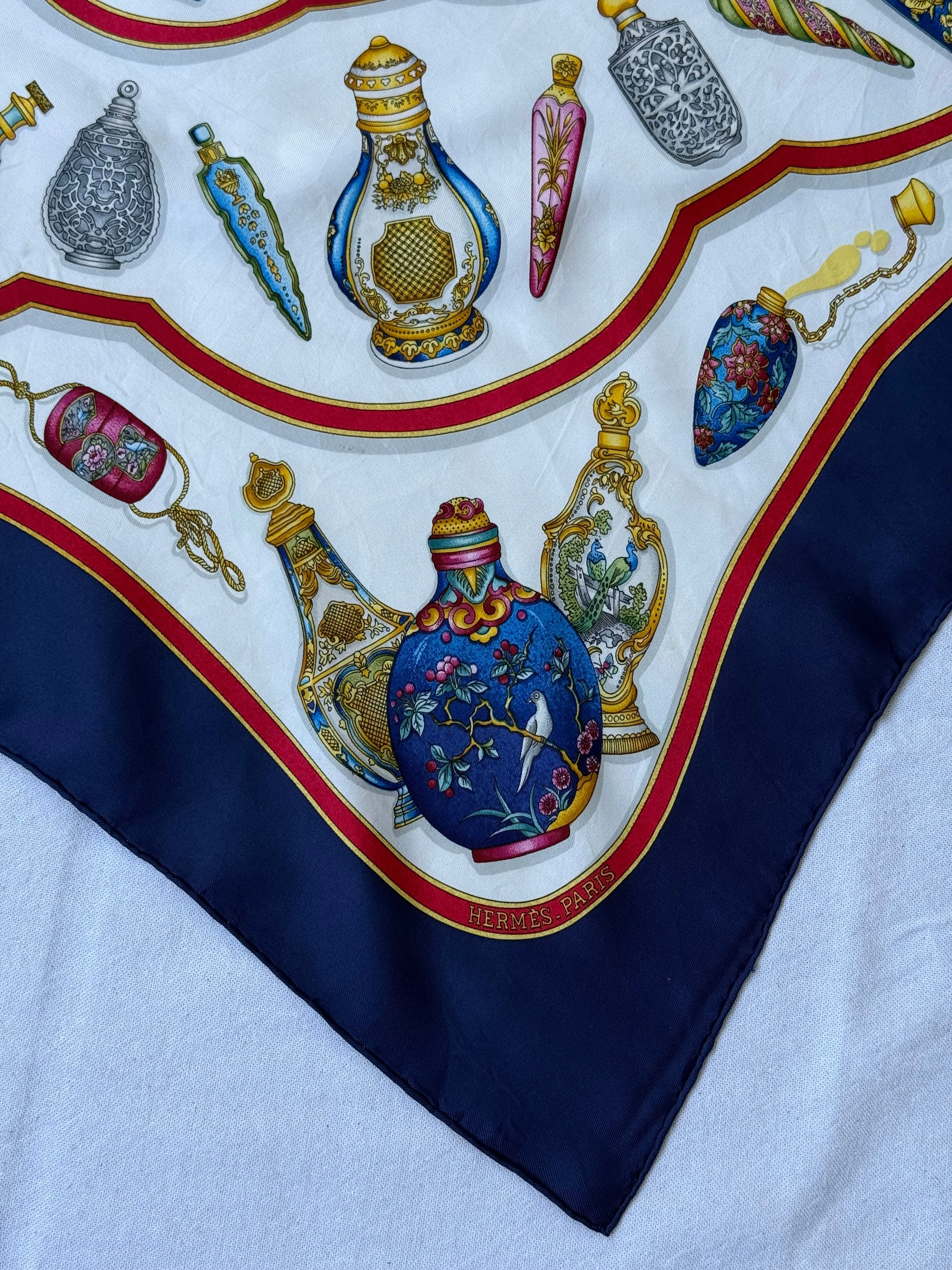 Foulard Hermès – Modèle Flacons - Image 4