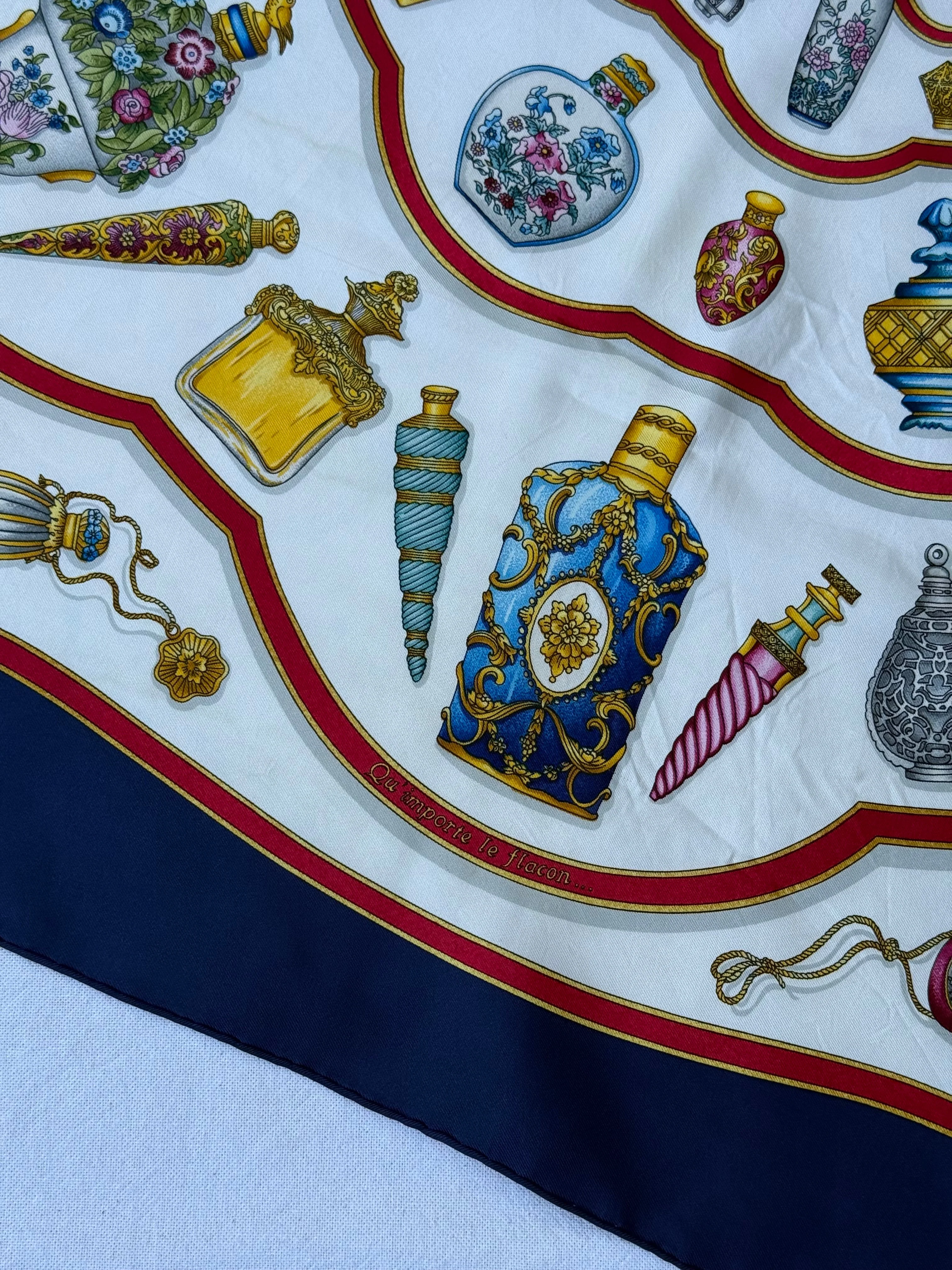 Foulard Hermès – Modèle Flacons - Image 5