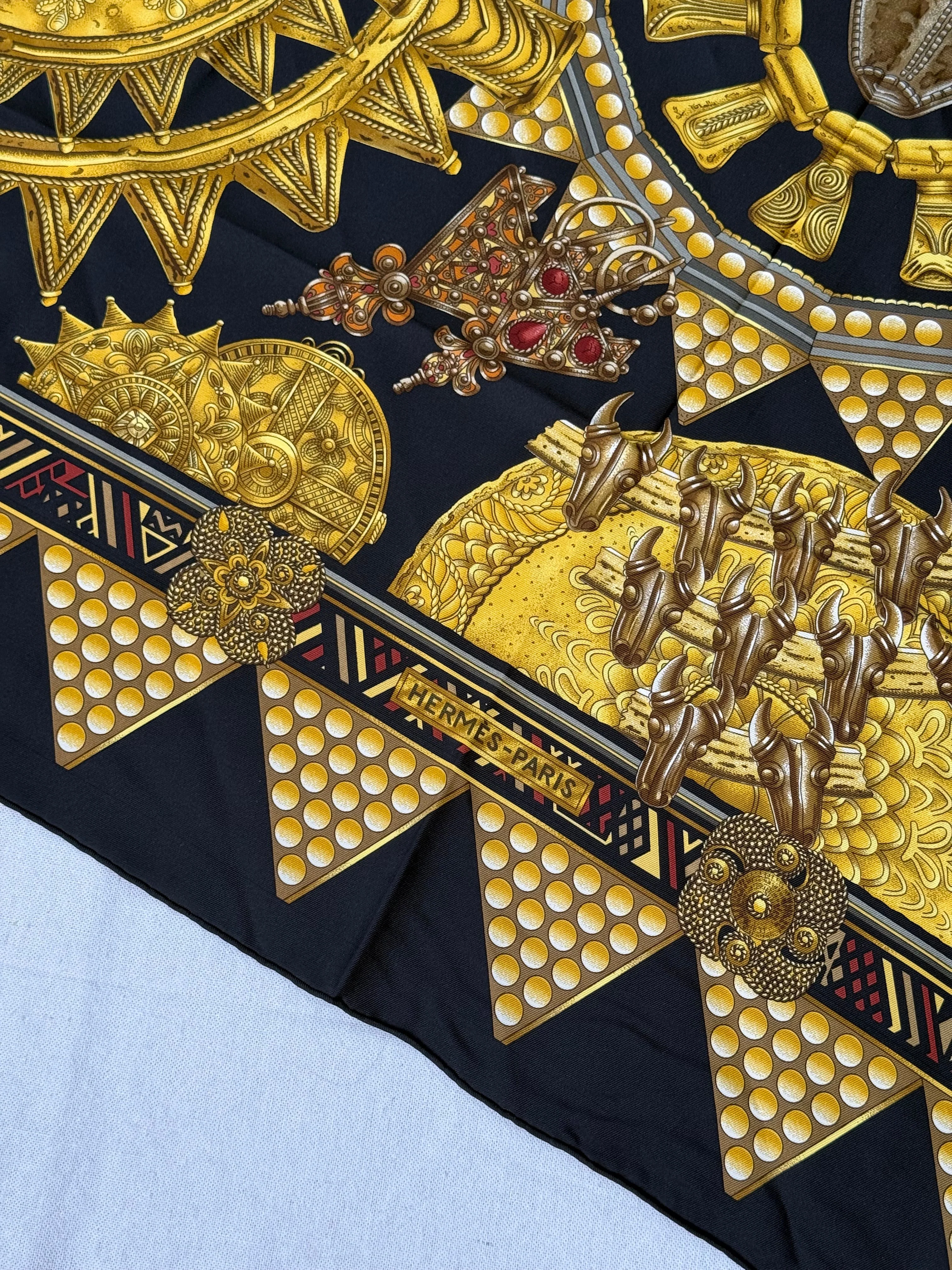 Foulard Hermès – Modèle L'Or Des Chefs - Image 4