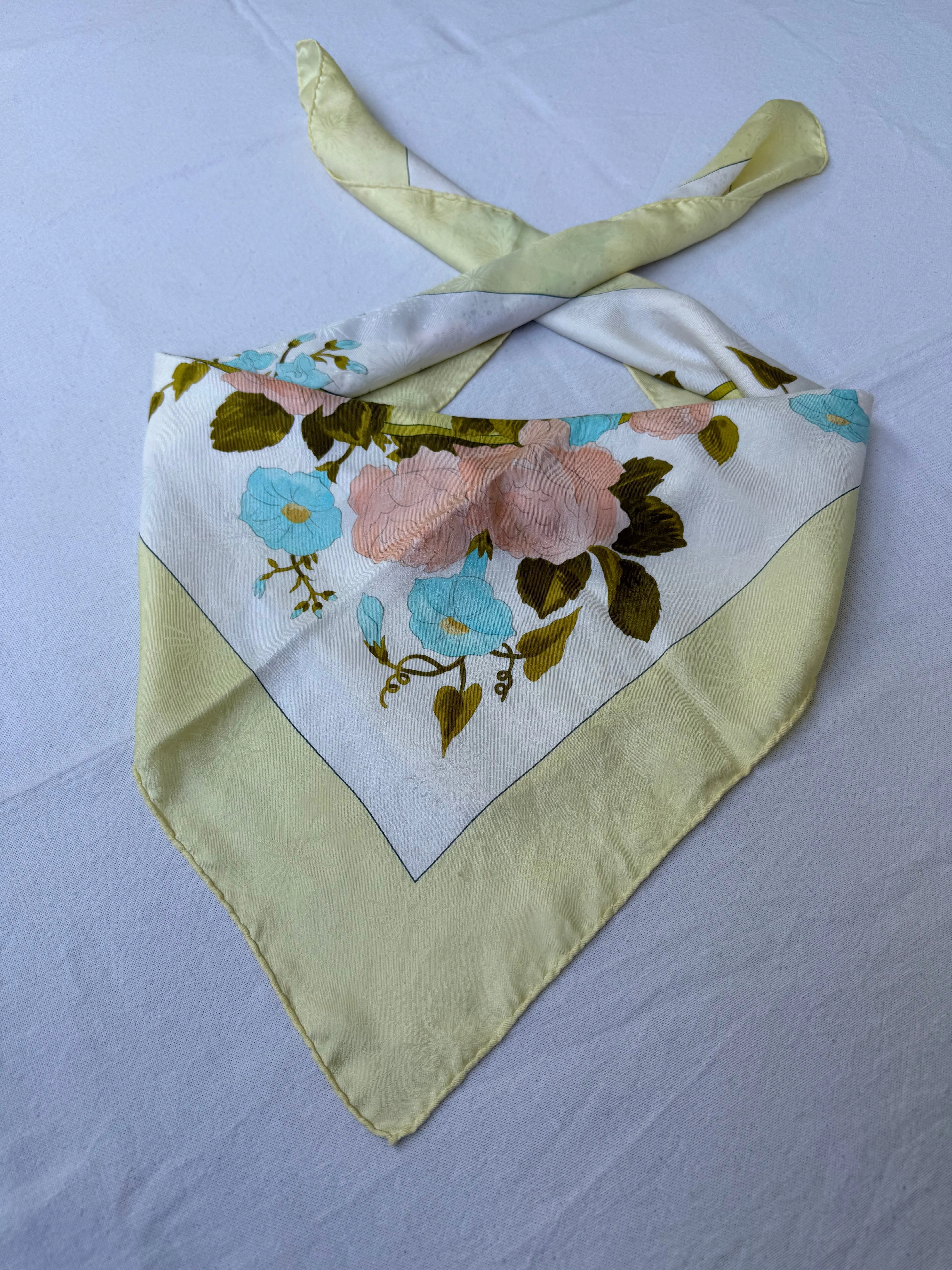 Foulard Hermès – Modèle Romantique - Image 2