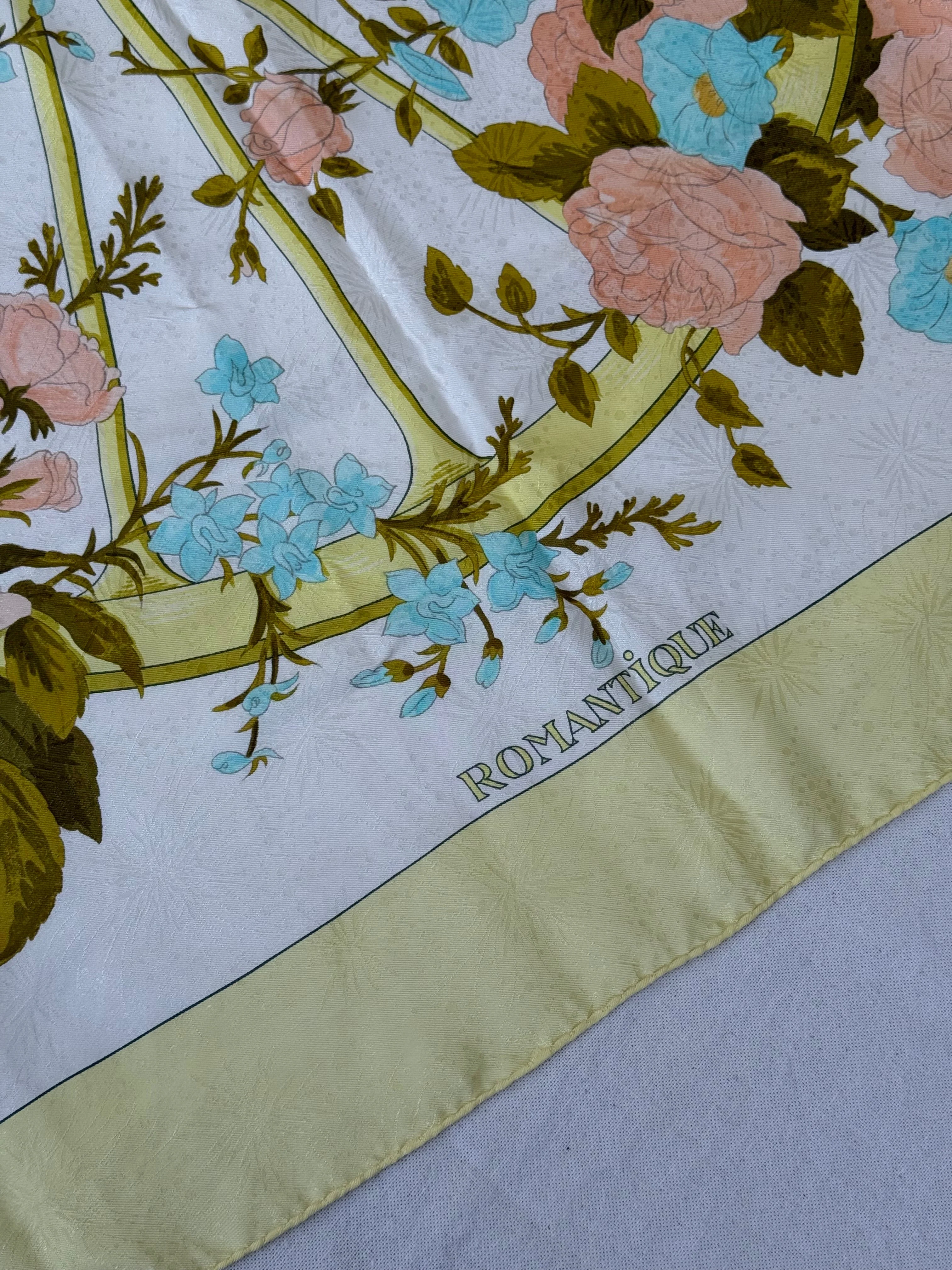 Foulard Hermès – Modèle Romantique - Image 4