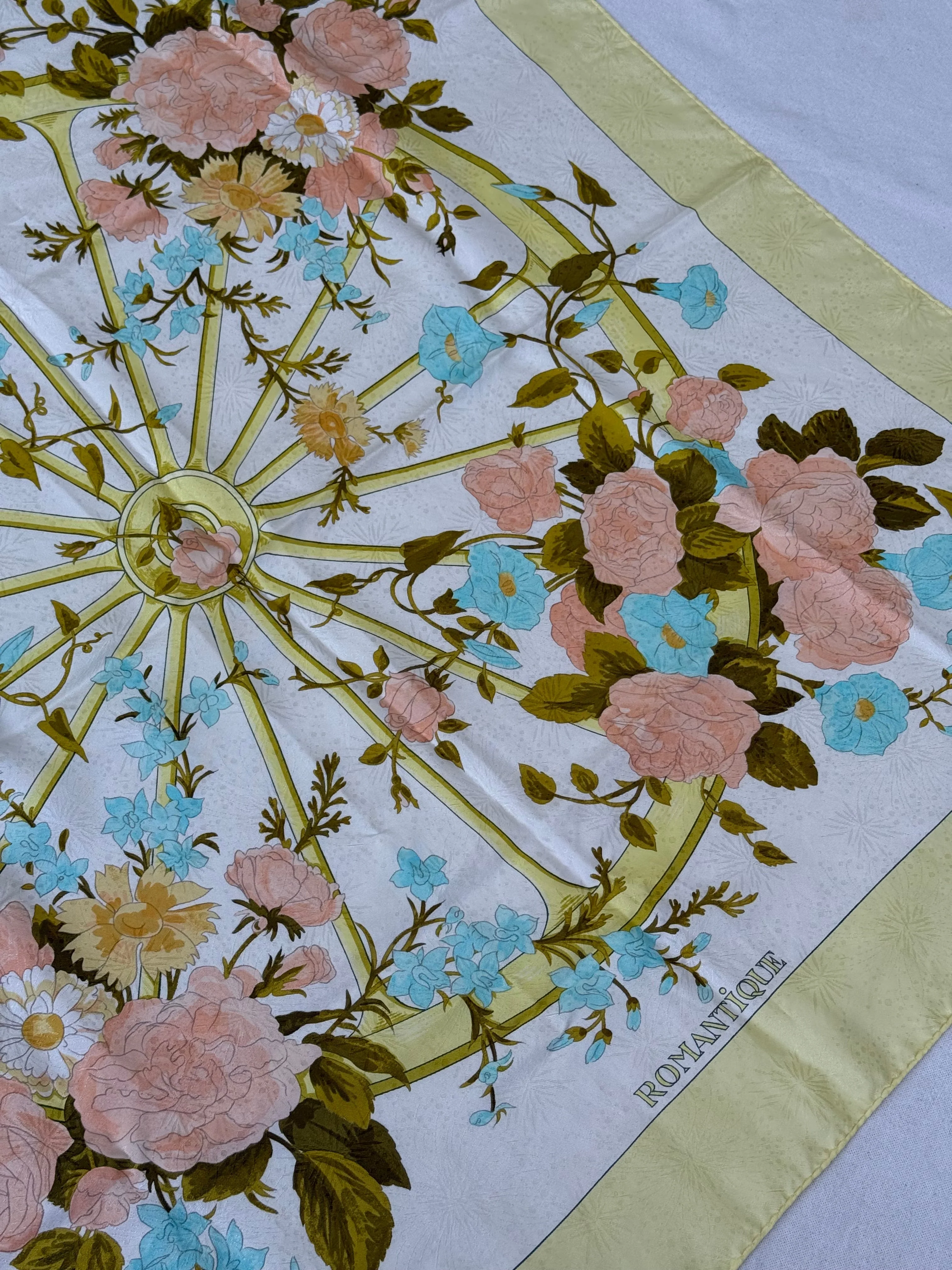 Foulard Hermès – Modèle Romantique - Image 6