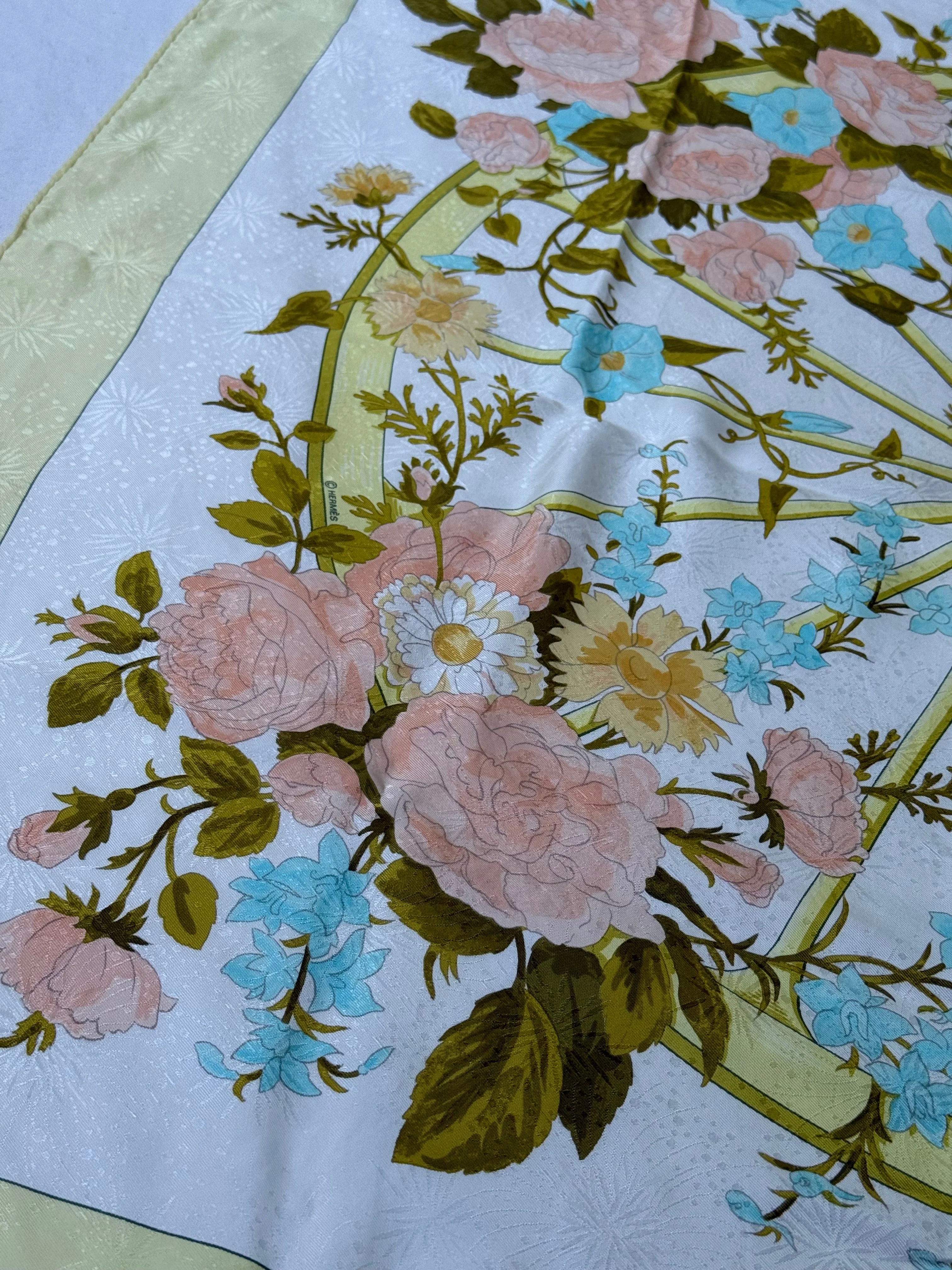 Foulard Hermès – Modèle Romantique - Image 7