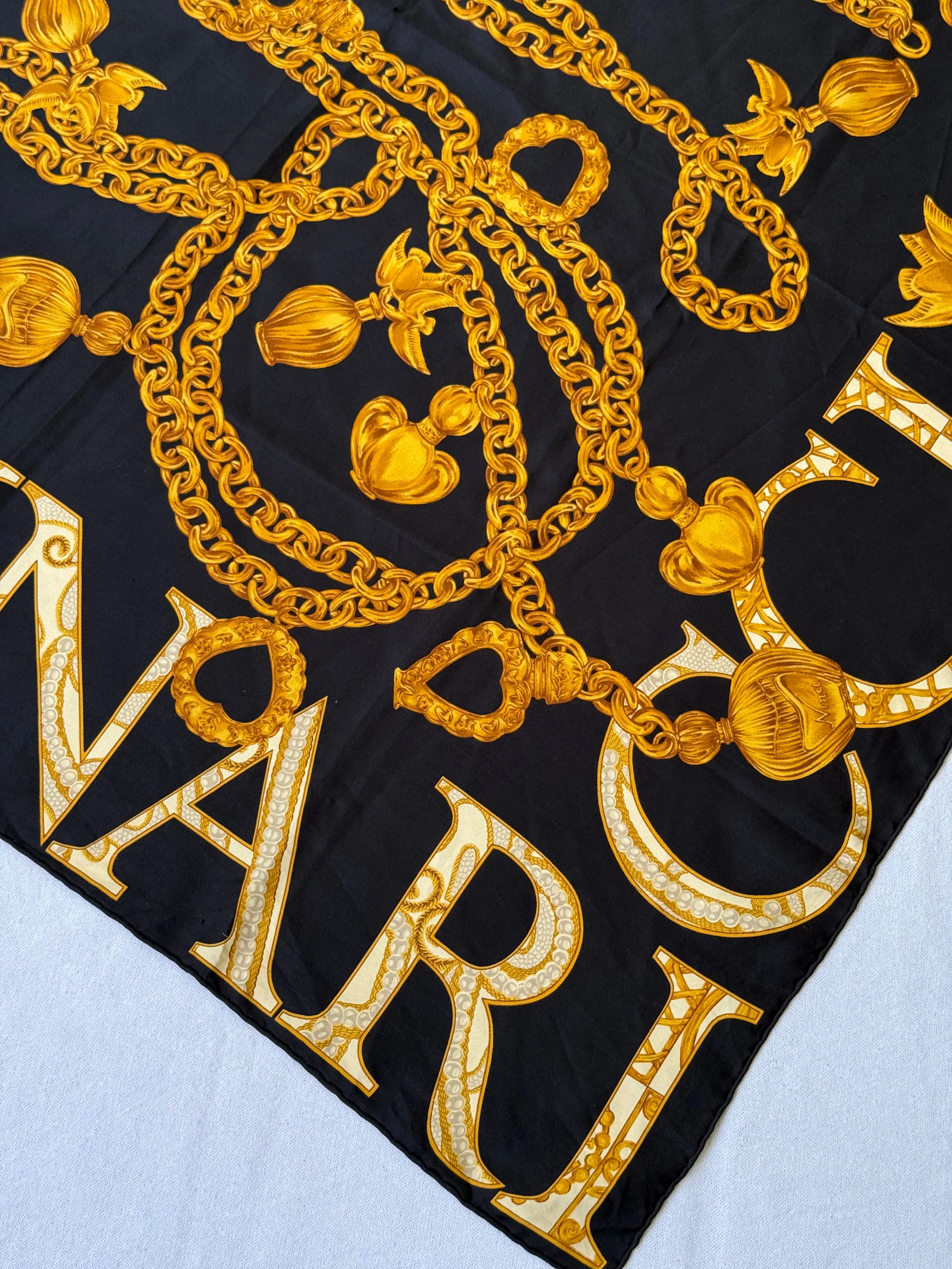 Foulard Nina Ricci – Chaînes Et Monogramme - Image 4