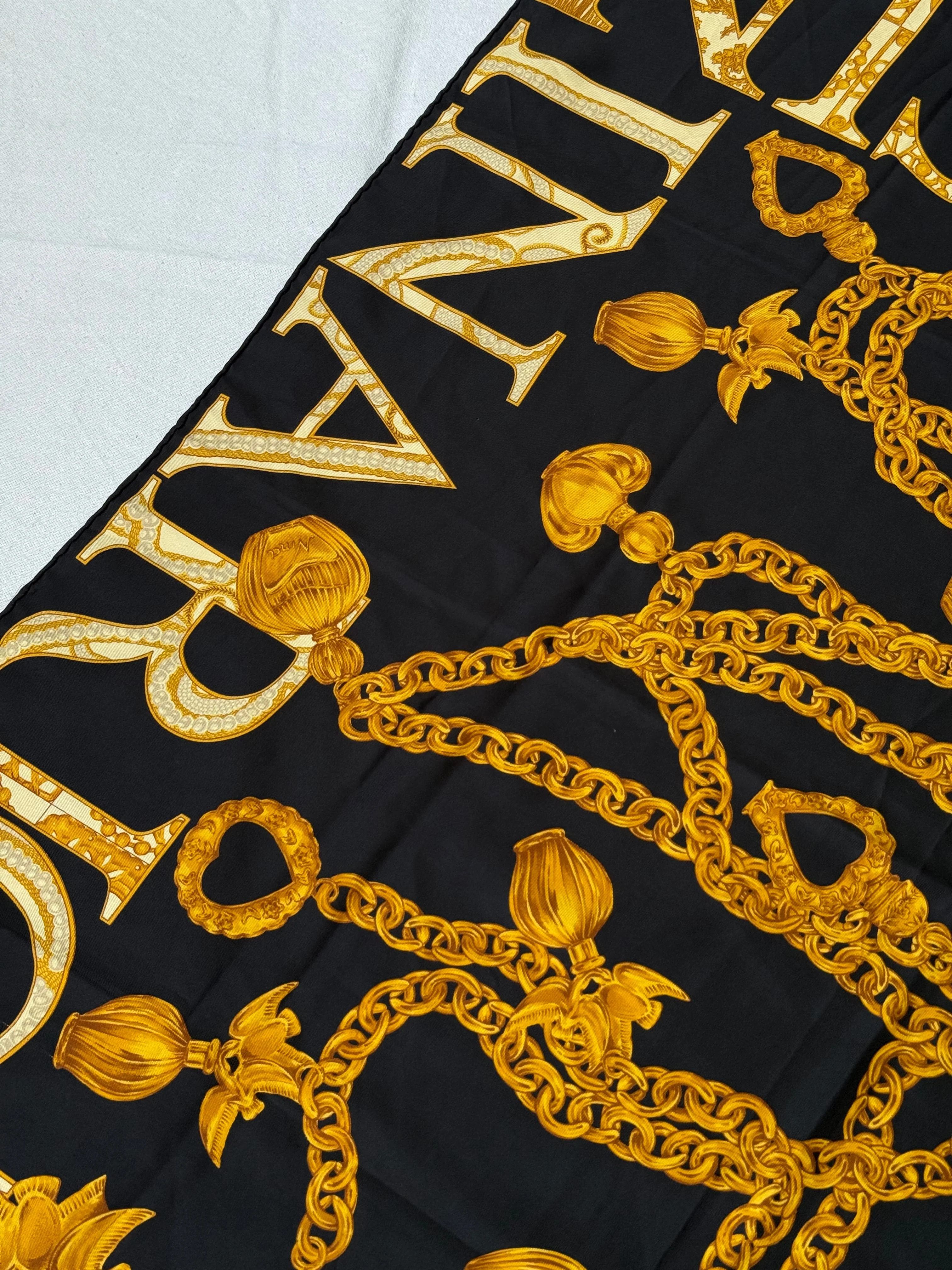 Foulard Nina Ricci – Chaînes Et Monogramme - Image 5