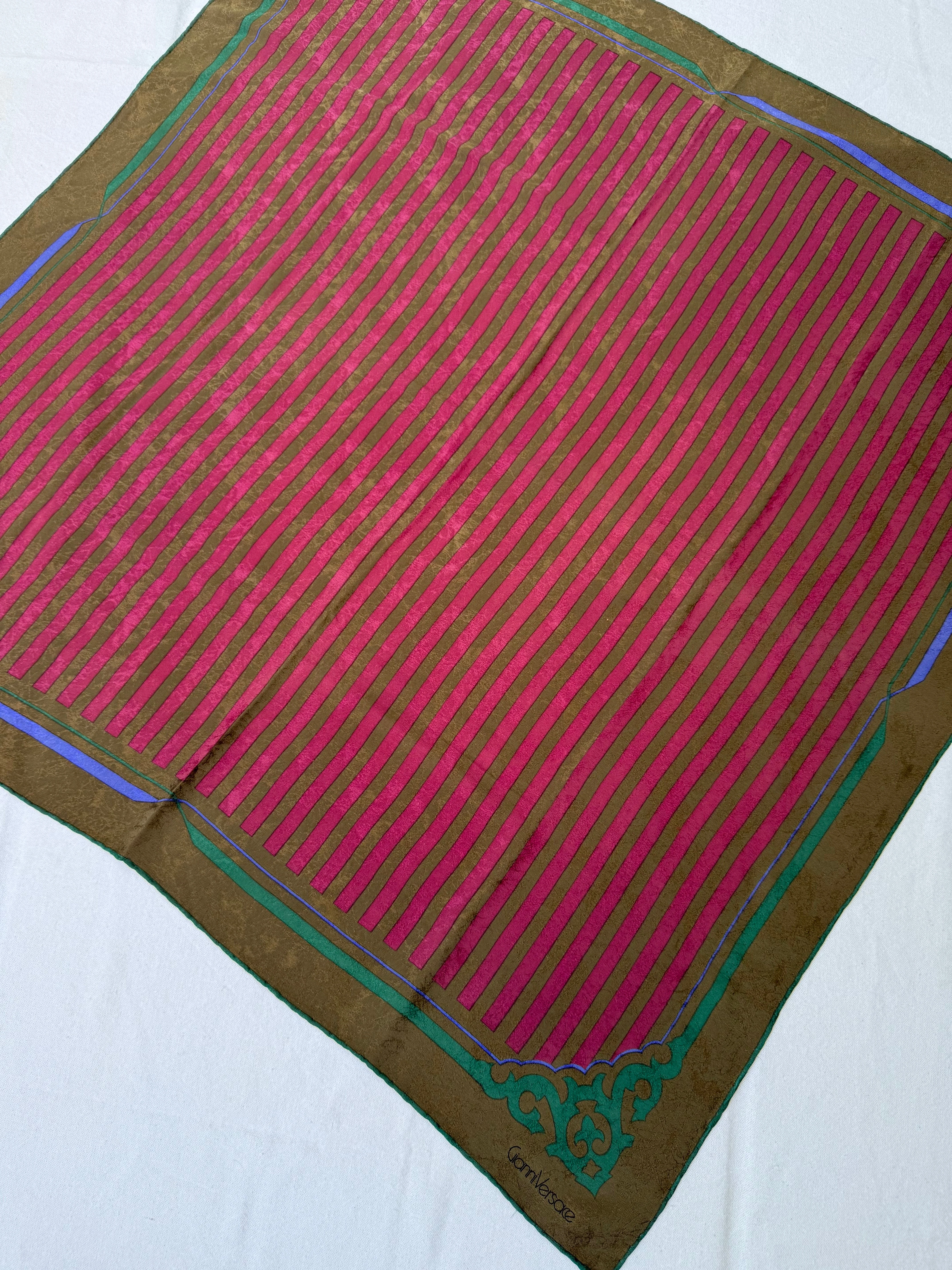 Foulard Versace – Motif Rayures Et Arabesques - Image 3