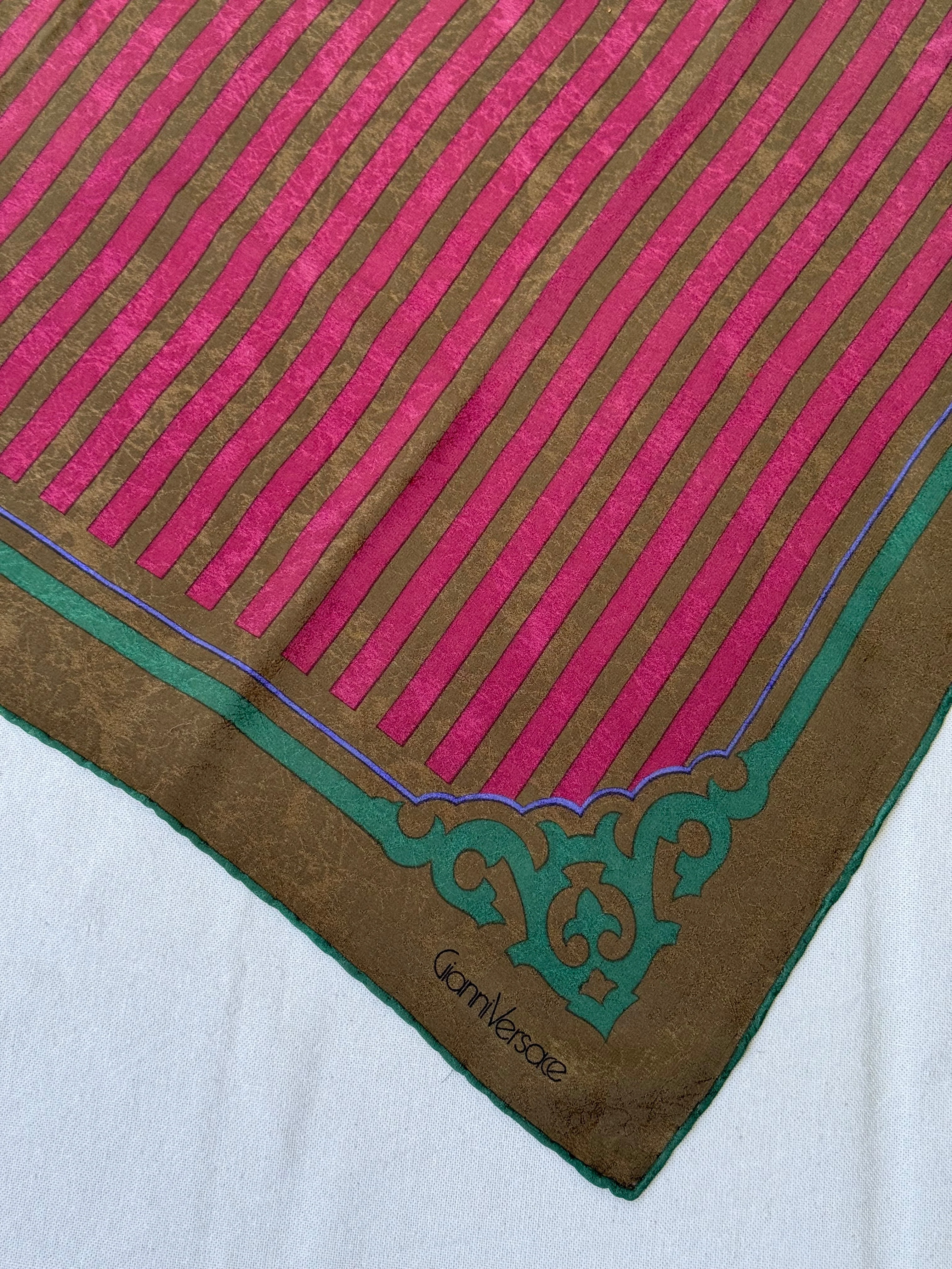 Foulard Versace – Motif Rayures Et Arabesques - Image 4