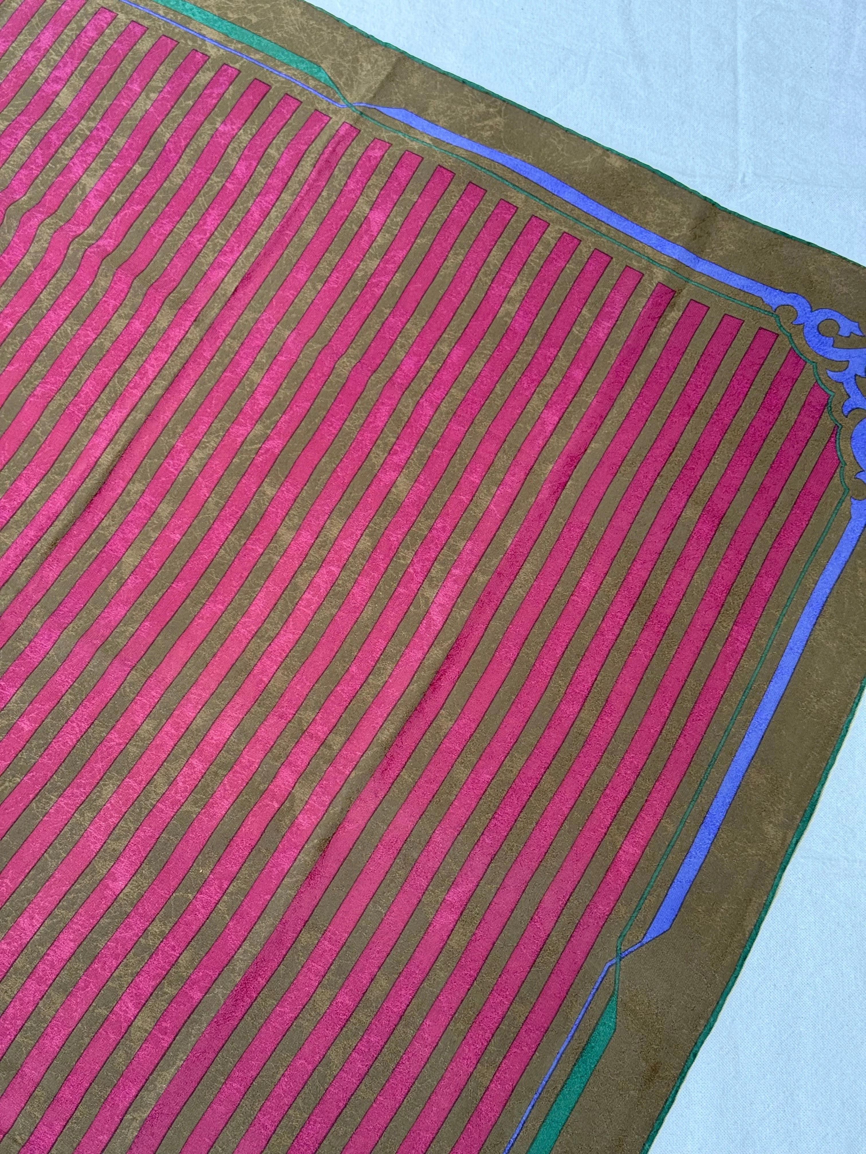 Foulard Versace – Motif Rayures Et Arabesques - Image 6