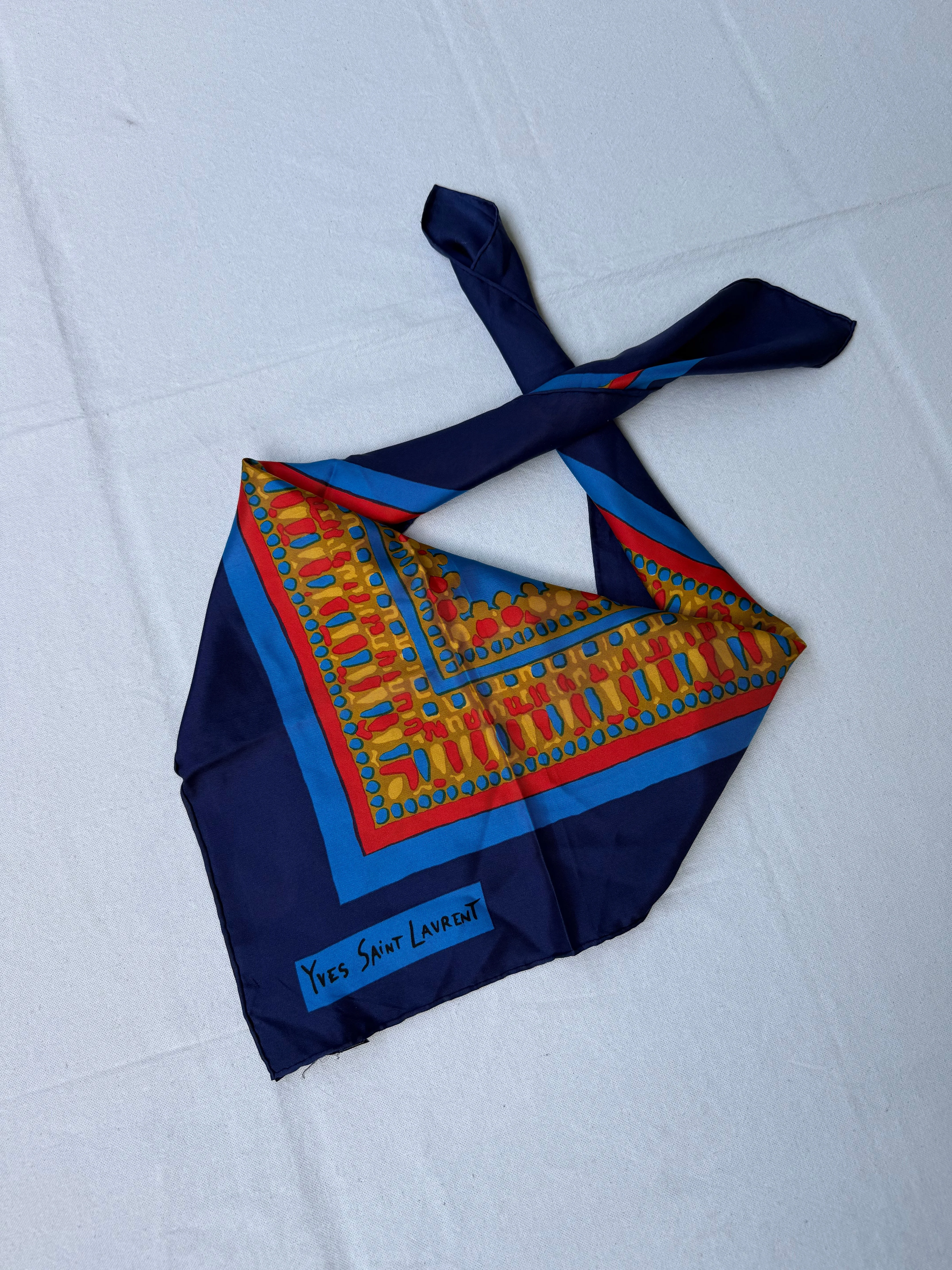 Foulard Yves Saint Laurent – Motifs Graphiques Colorés - Image 2
