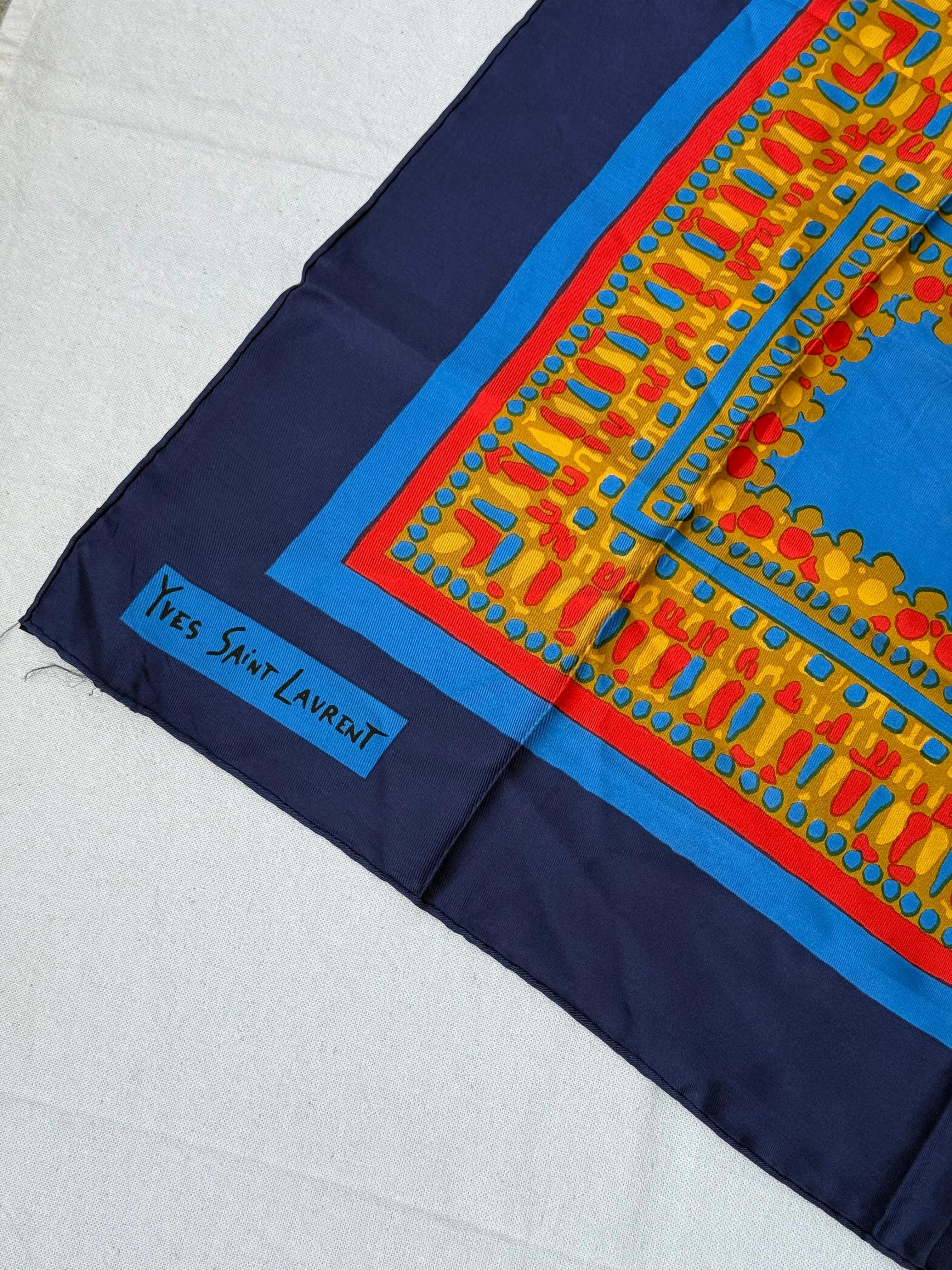 Foulard Yves Saint Laurent – Motifs Graphiques Colorés - Image 4