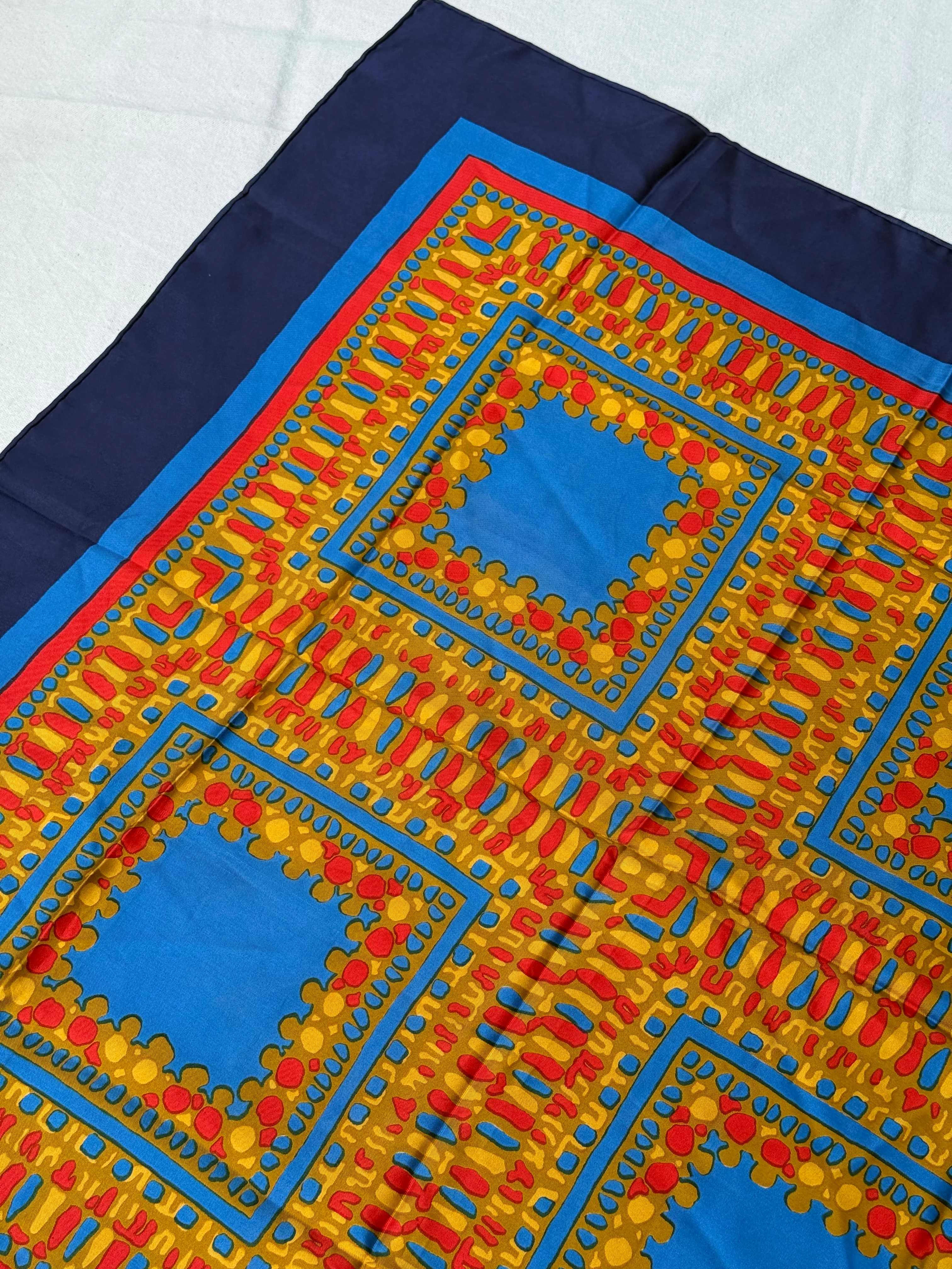 Foulard Yves Saint Laurent – Motifs Graphiques Colorés - Image 5