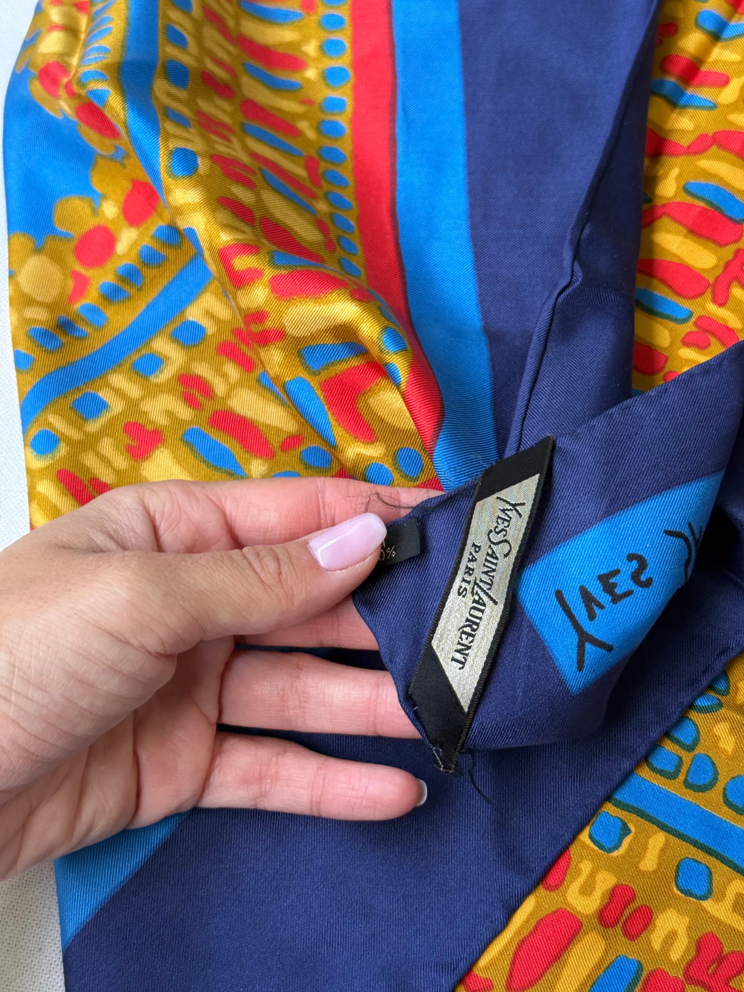 Foulard Yves Saint Laurent – Motifs Graphiques Colorés - Image 7