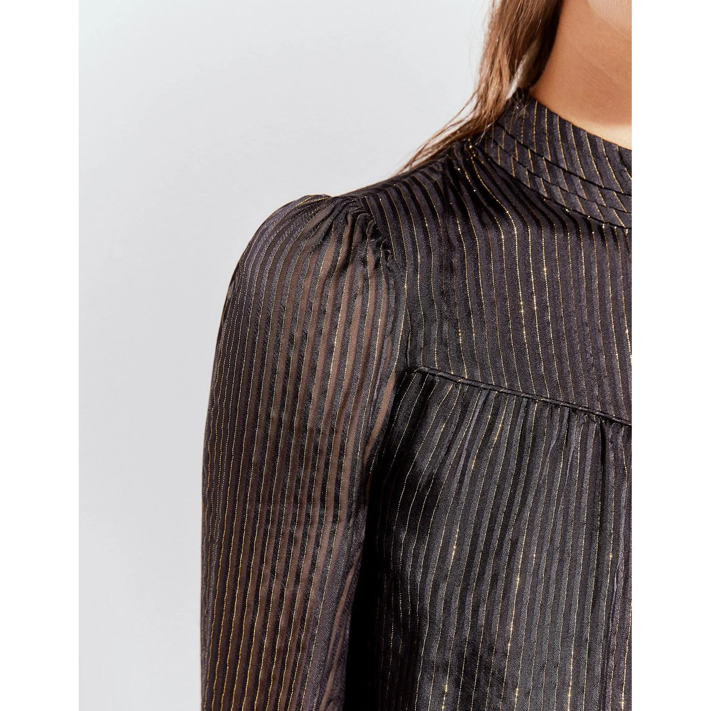 IKKS - Pure Edition Blouse Col Montant En Soie Et Fil Doré - Noir - Image 2